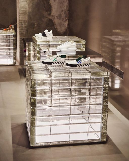 Stiklinis plyta žievelės šonais