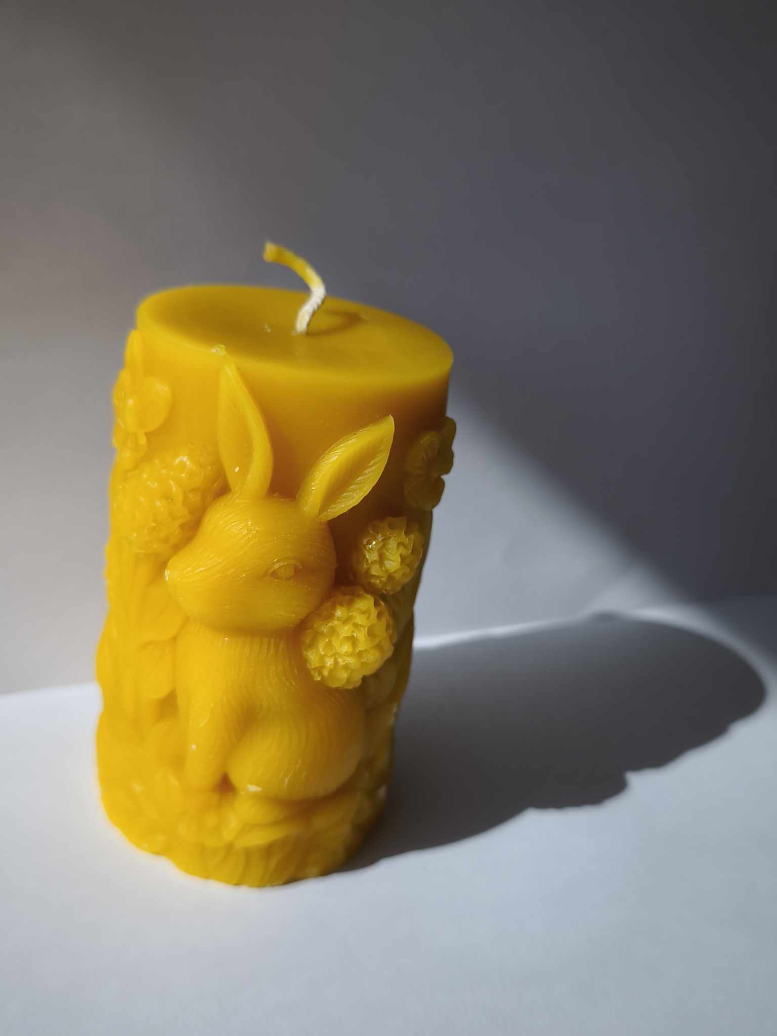 Žvakė su kiškio dekoru