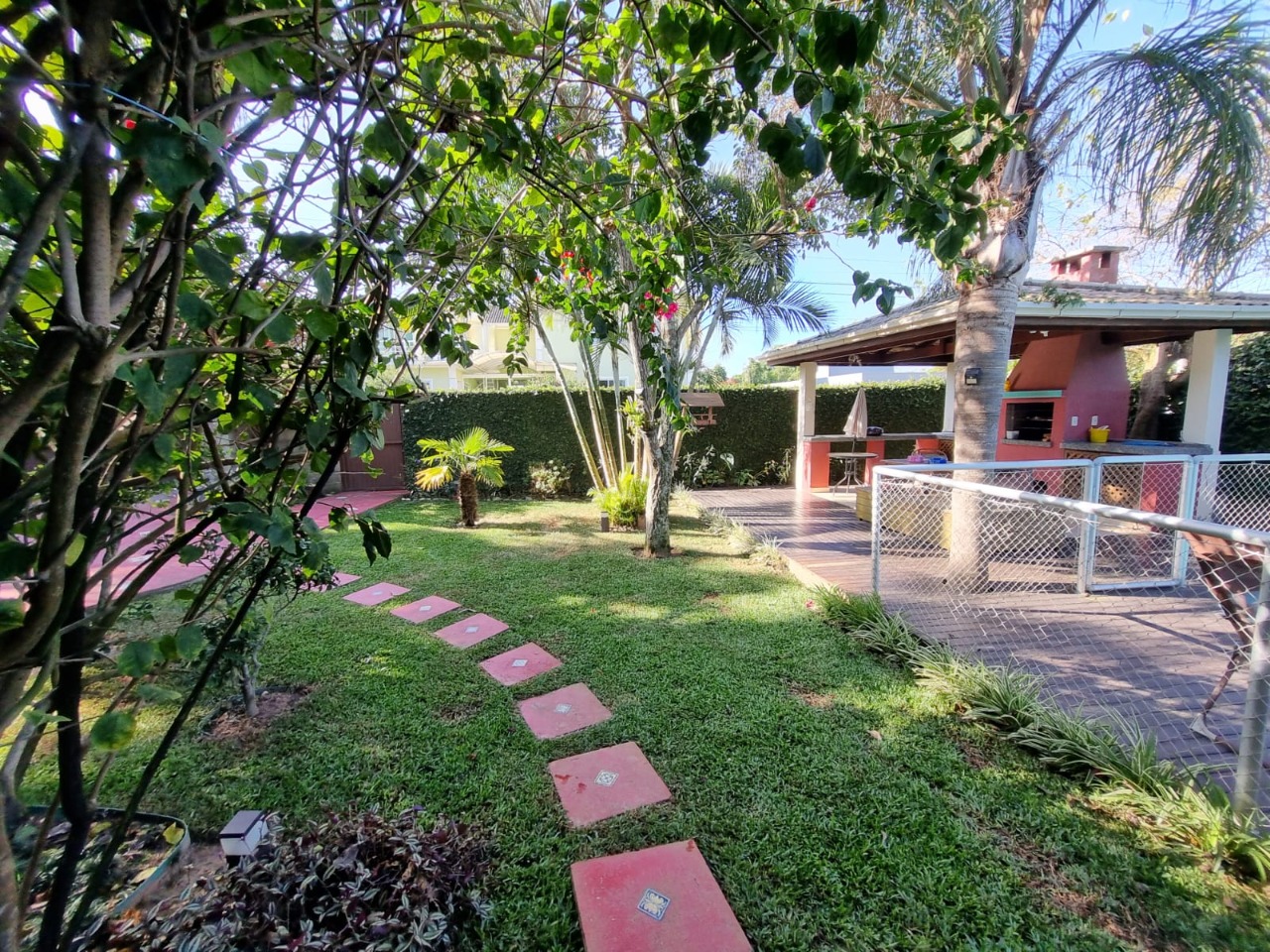 Casa Exclusiva no Campeche com 5 Dormitórios Área Verde Impecável 