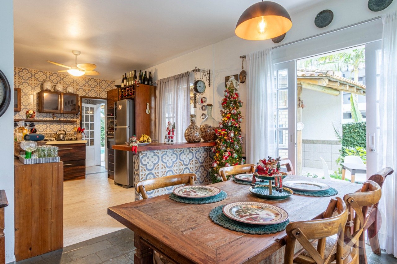 Casa com 4 Dormitórios no Novo Campeche