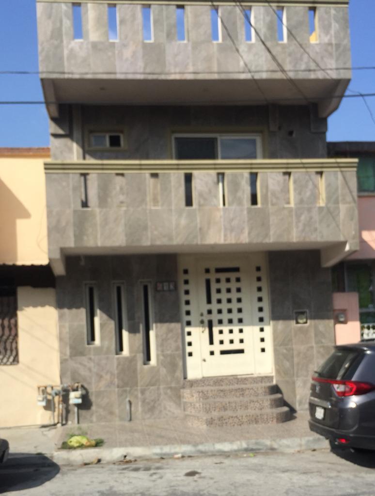 Casa de 3 niveles en Guadalupe NL