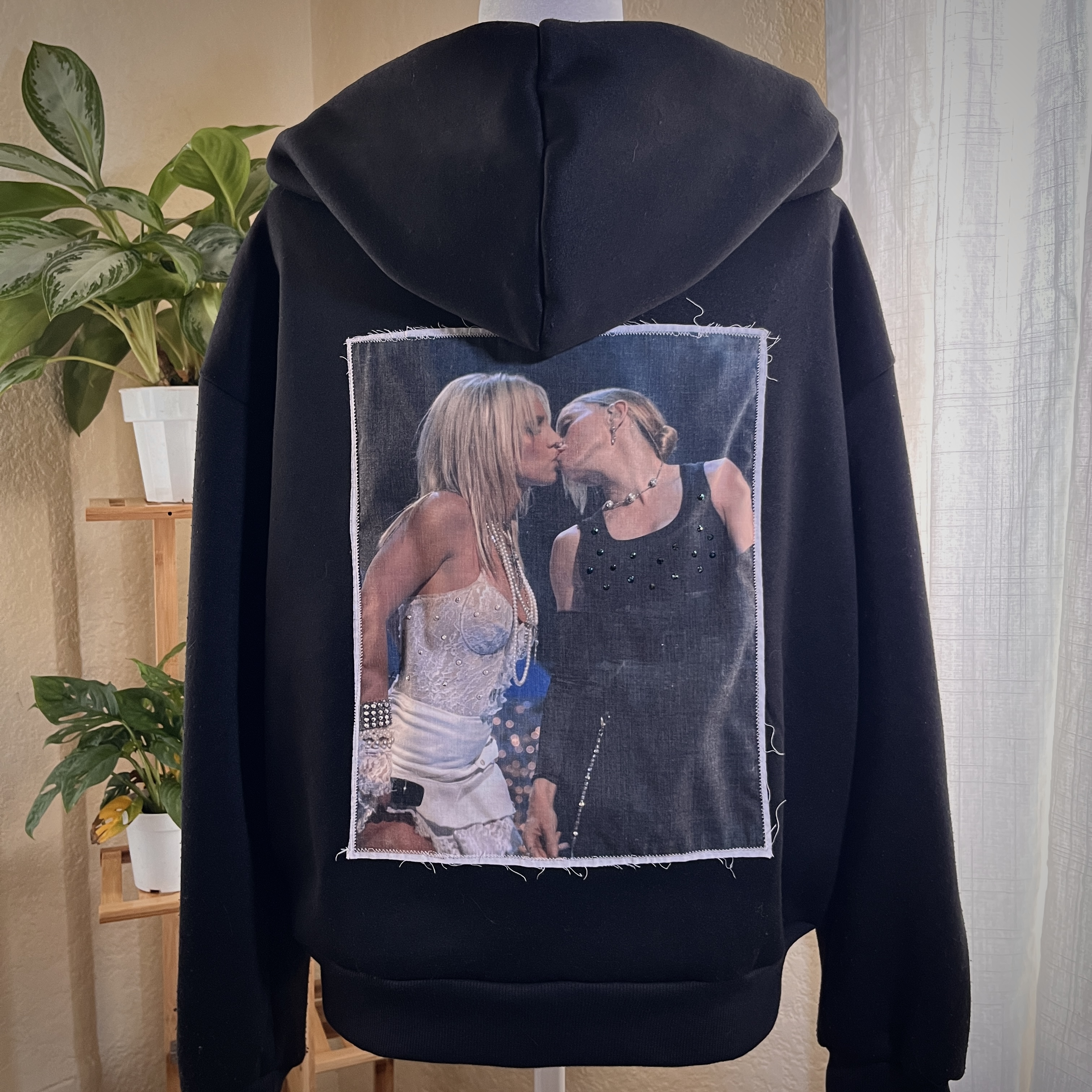 ICONIC VMA KISS  ☆ QUEENS OF POP  ☆ HOODIE