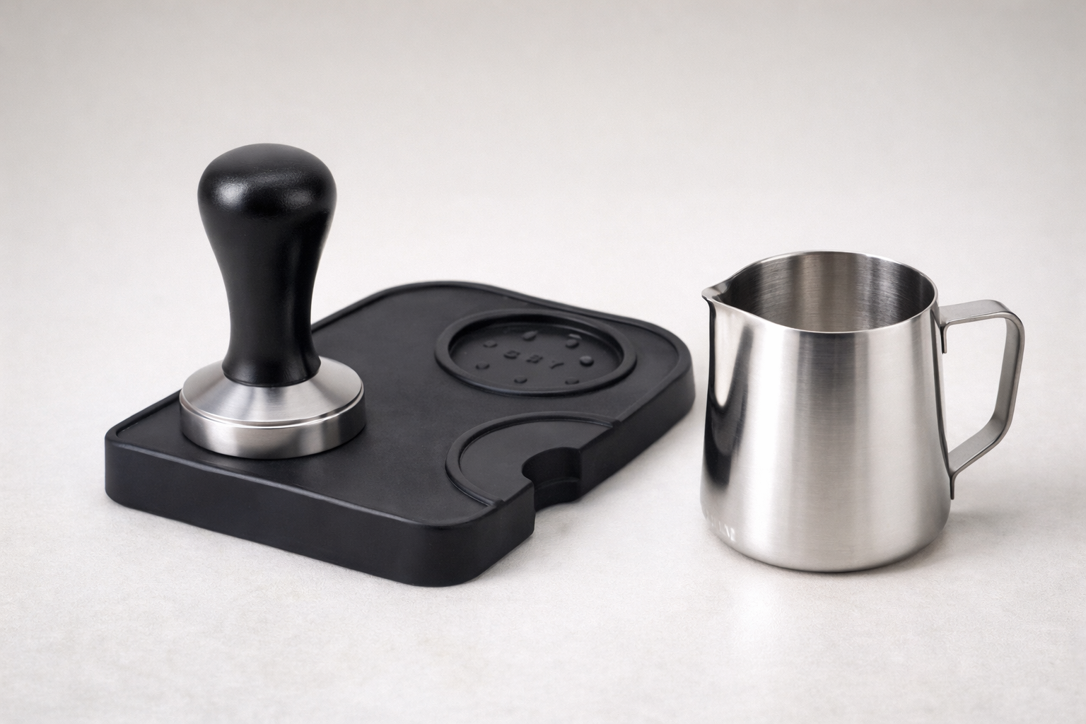 Kit Barista Essencial – Tamper + Base para Porta-Filtro + Pitcher 350ml
