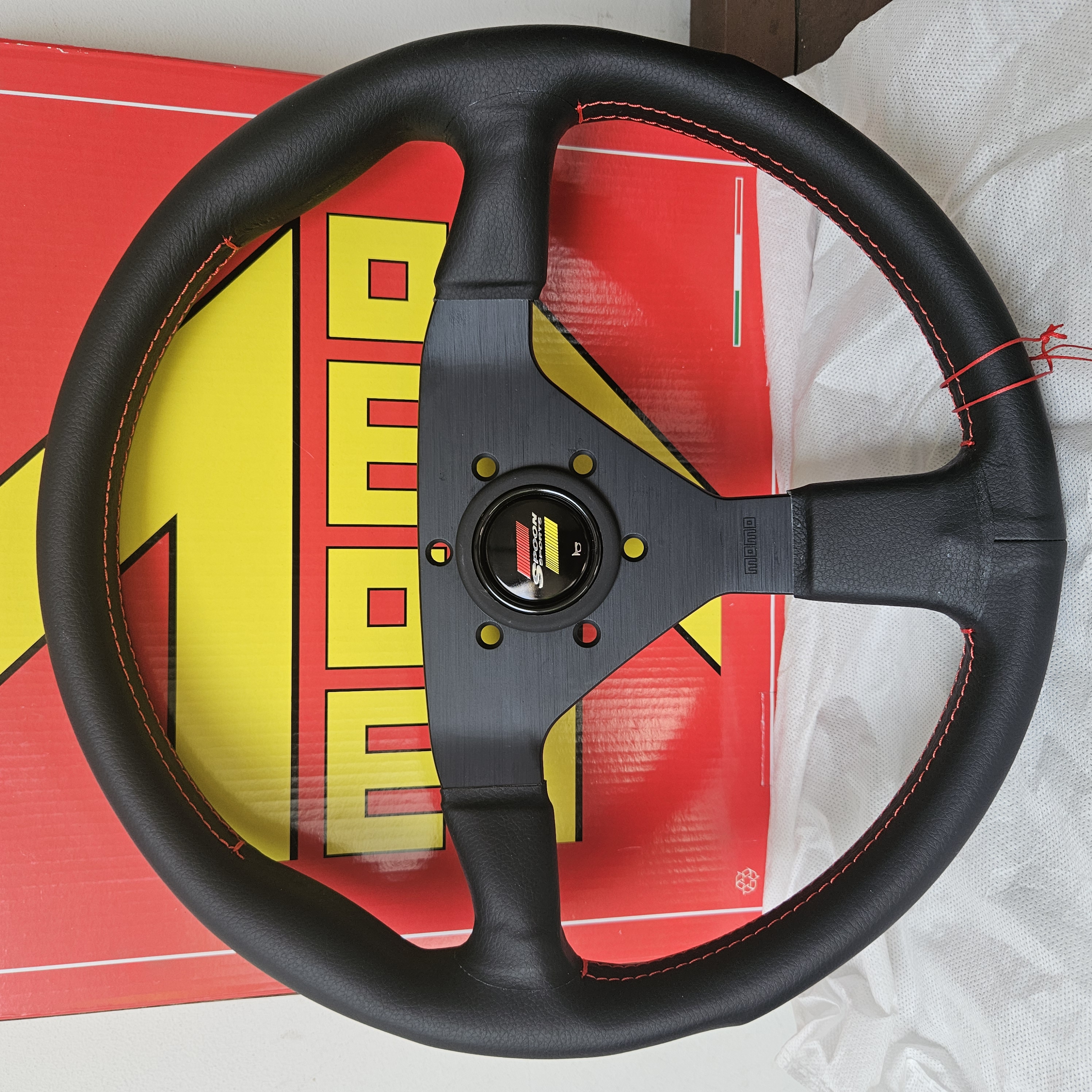 Stir Racing Momo Spoon Kuning/Merah Kulit 14 Inch Datar