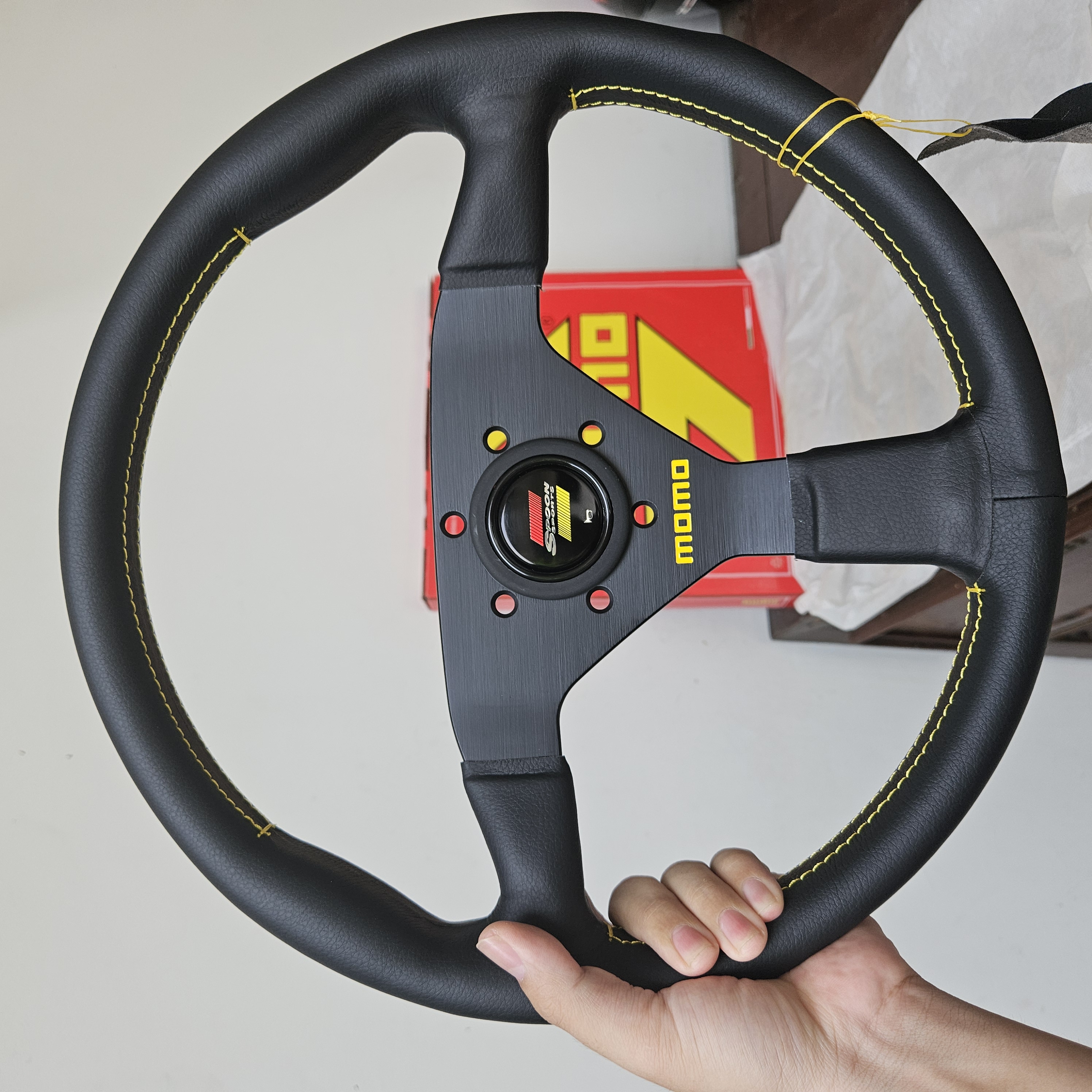 Stir Racing Momo Spoon Kuning/Merah Kulit 14 Inch Datar