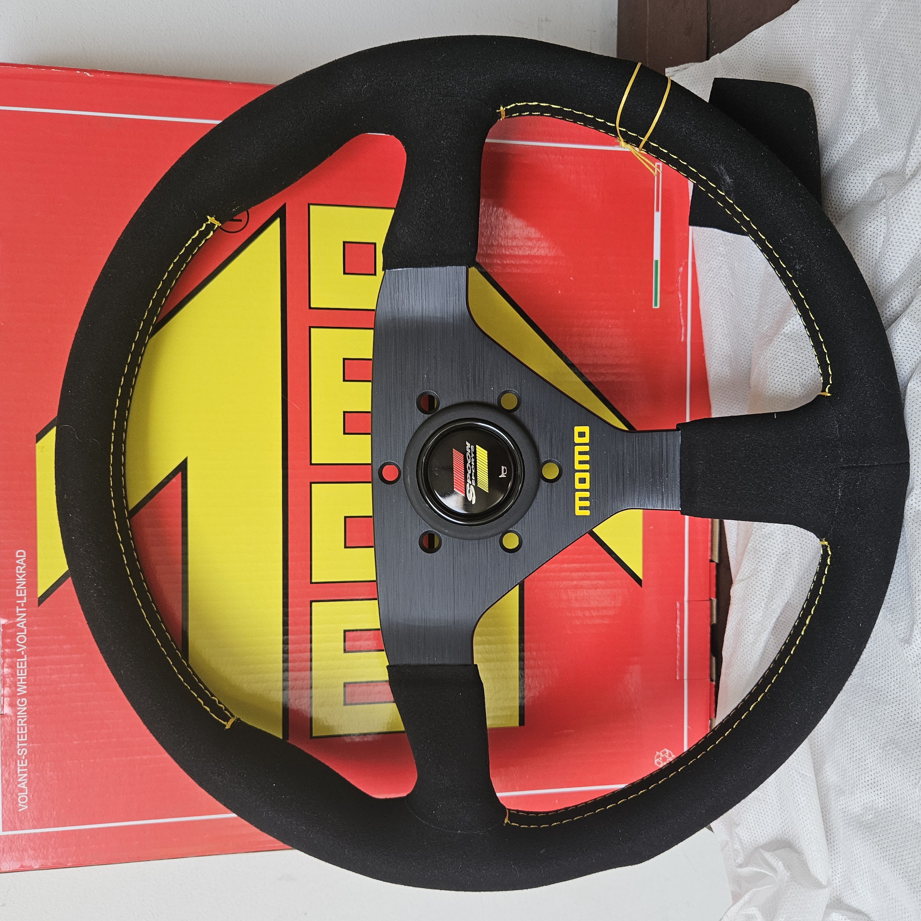 Stir Racing Momo Spoon Kuning/Merah Suede 14 Inch Datar
