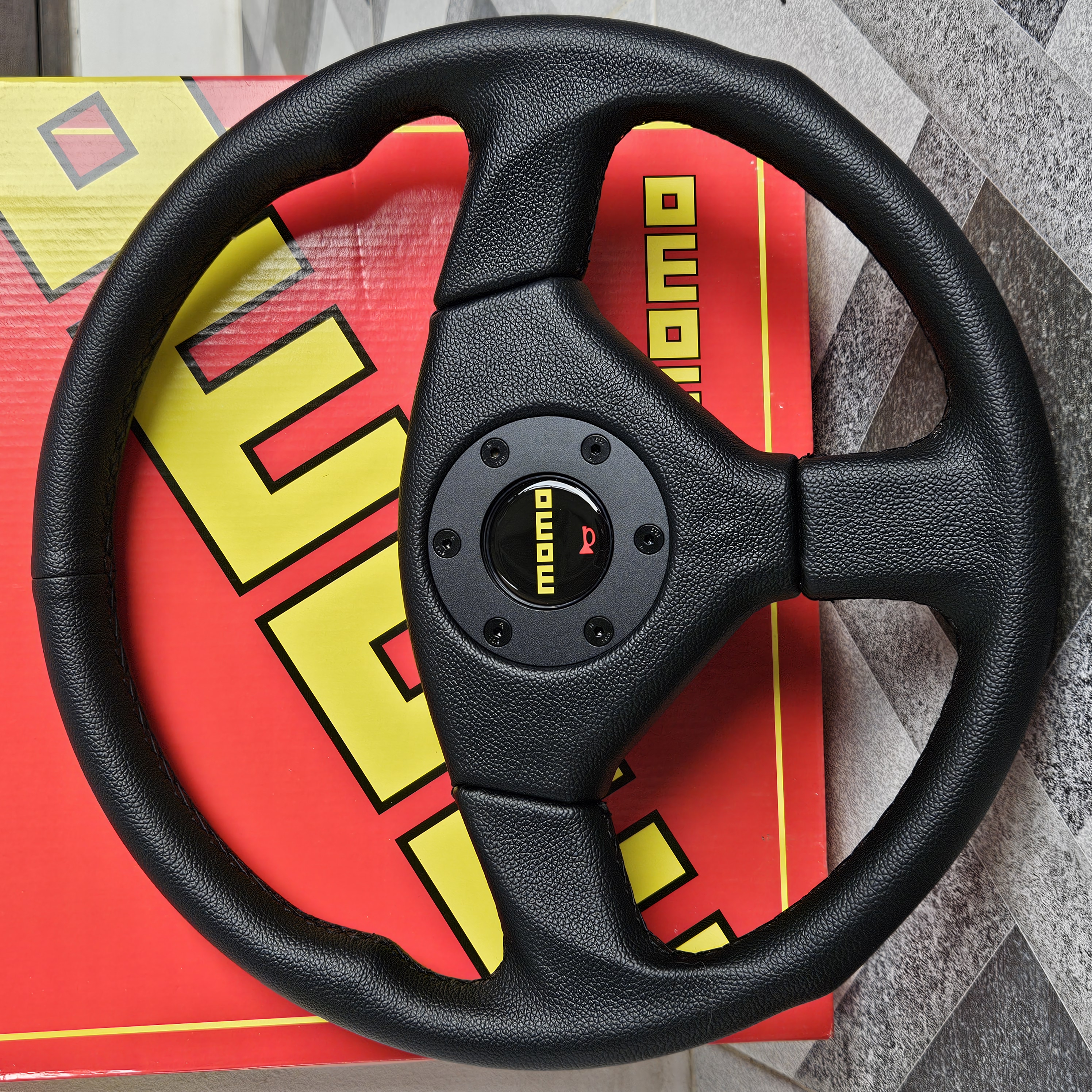 Stir Racing Momo Evolution III Hitam/Merah Kulit 15 Inch Datar