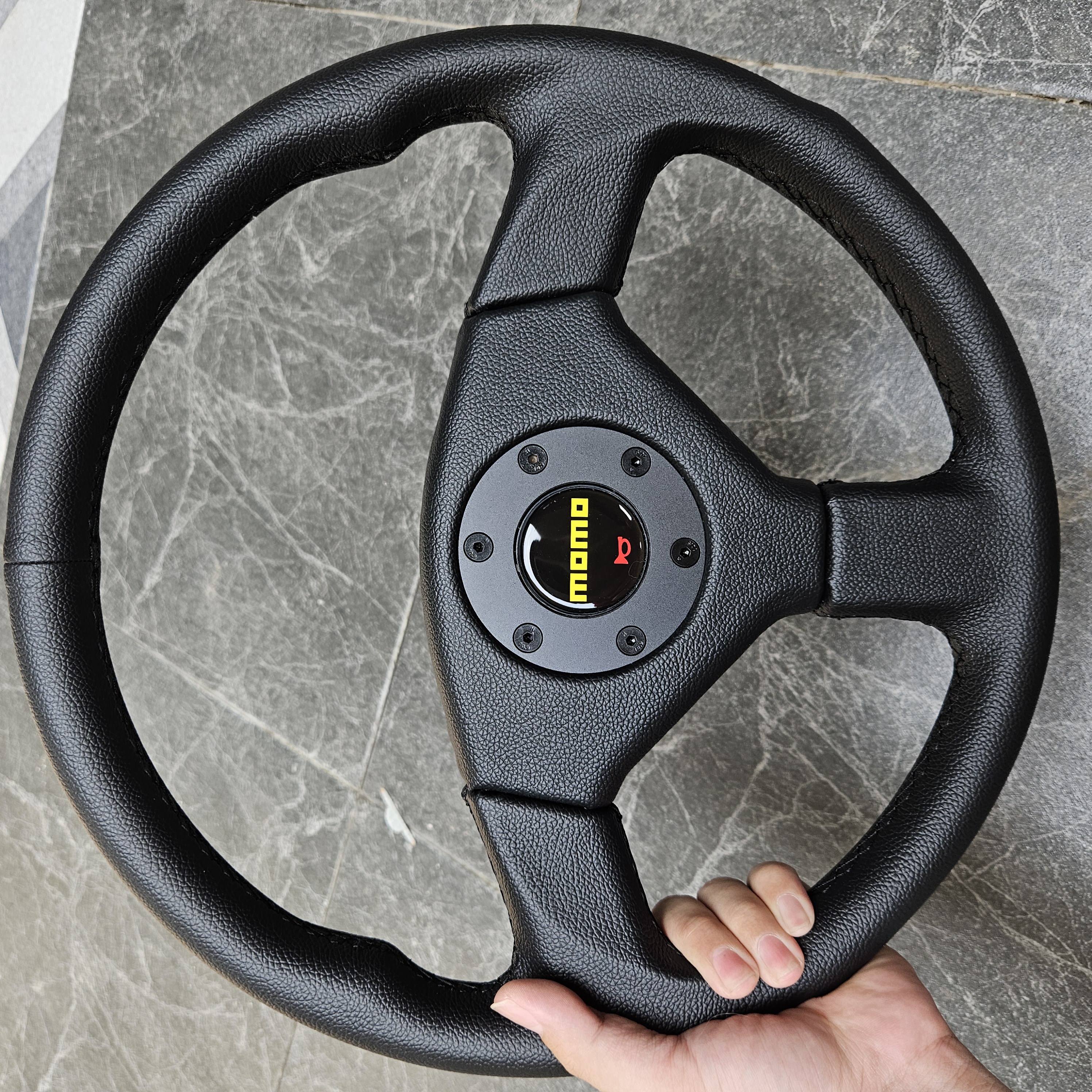 Stir Racing Momo Evolution III Hitam/Merah Kulit 15 Inch Datar