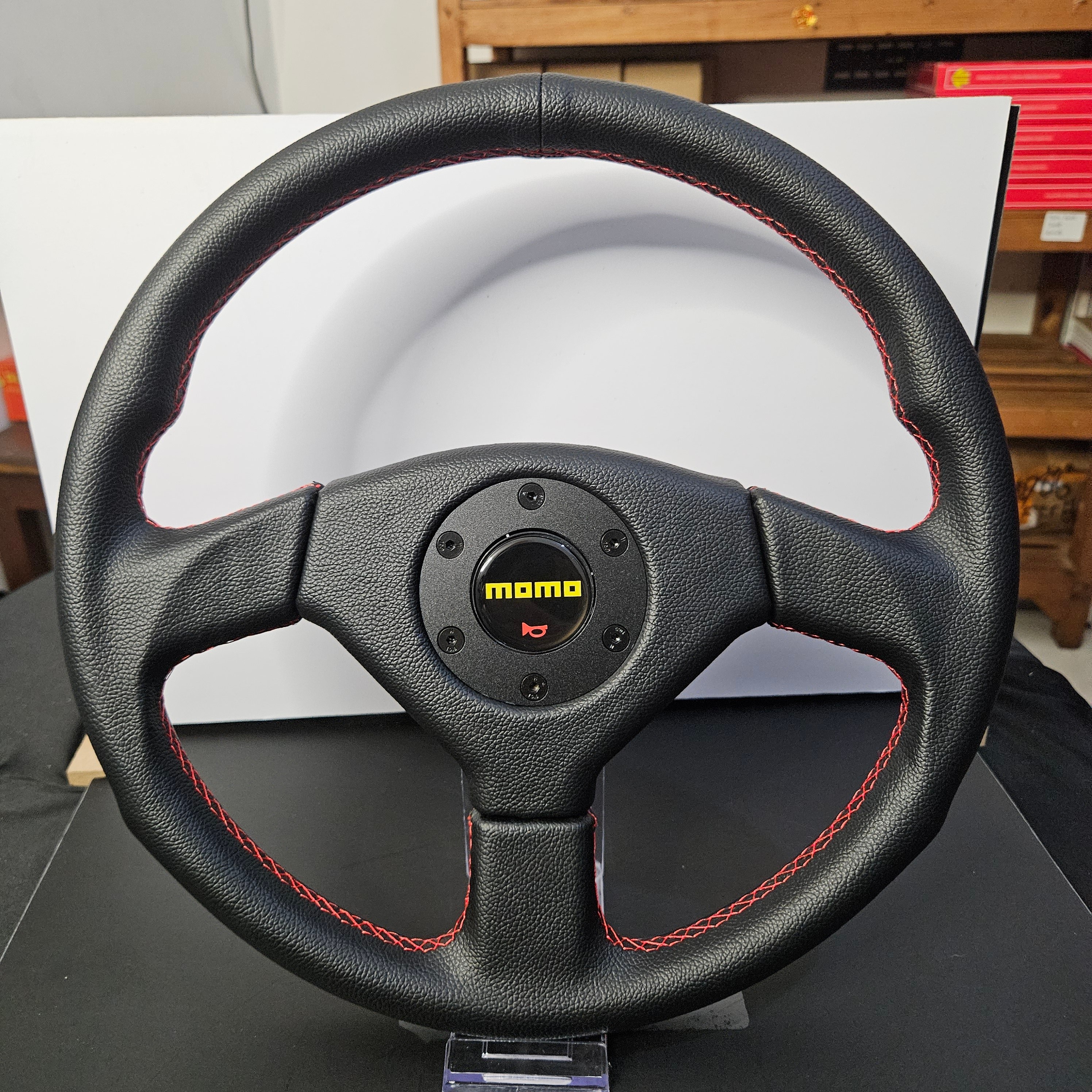 Stir Racing Momo Evolution III Hitam/Merah Kulit 15 Inch Datar