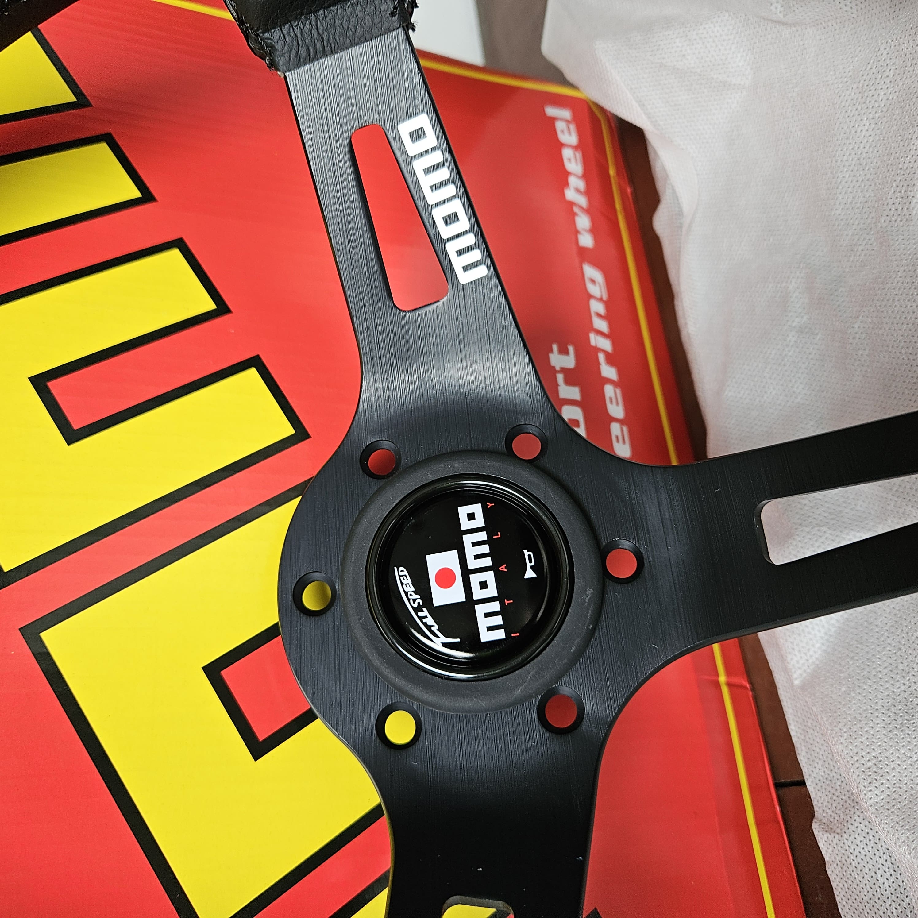 Stir Racing Momo Mod 08 Hitam/Putih/Kuning Kulit 14 Inch Celong