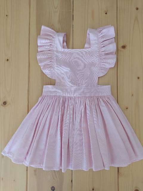 Jardineira de linho rosa claro