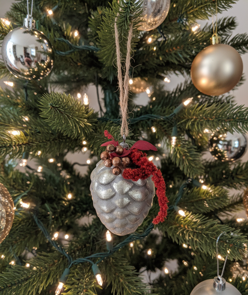 L Pomme de Pin Rouge