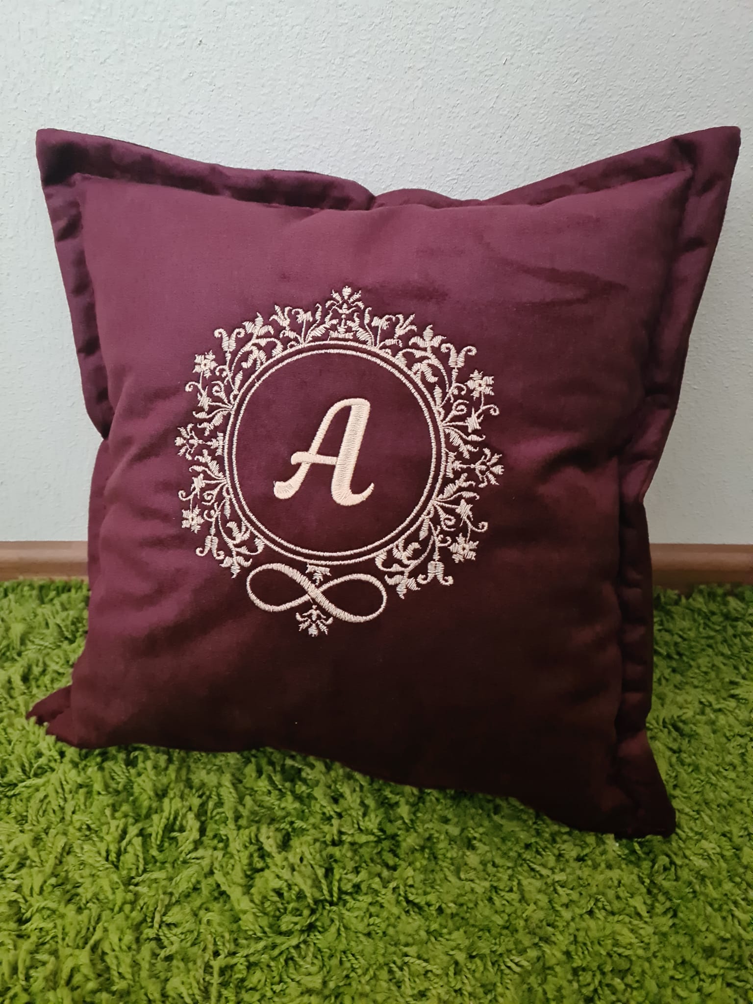 Pagalvėlė su inicialu