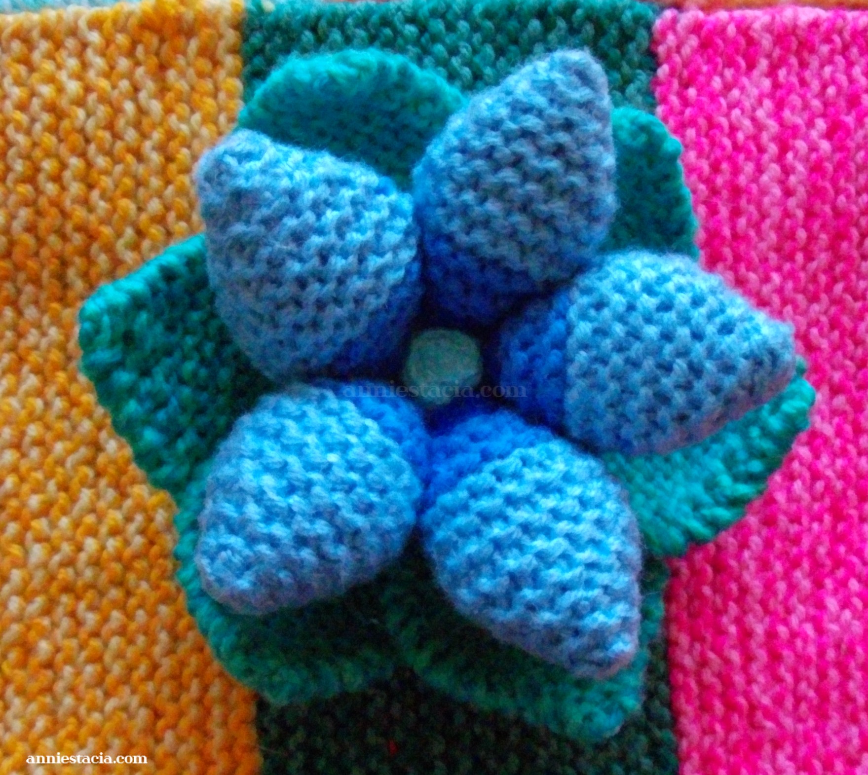 Light blue knitted flowerbowl