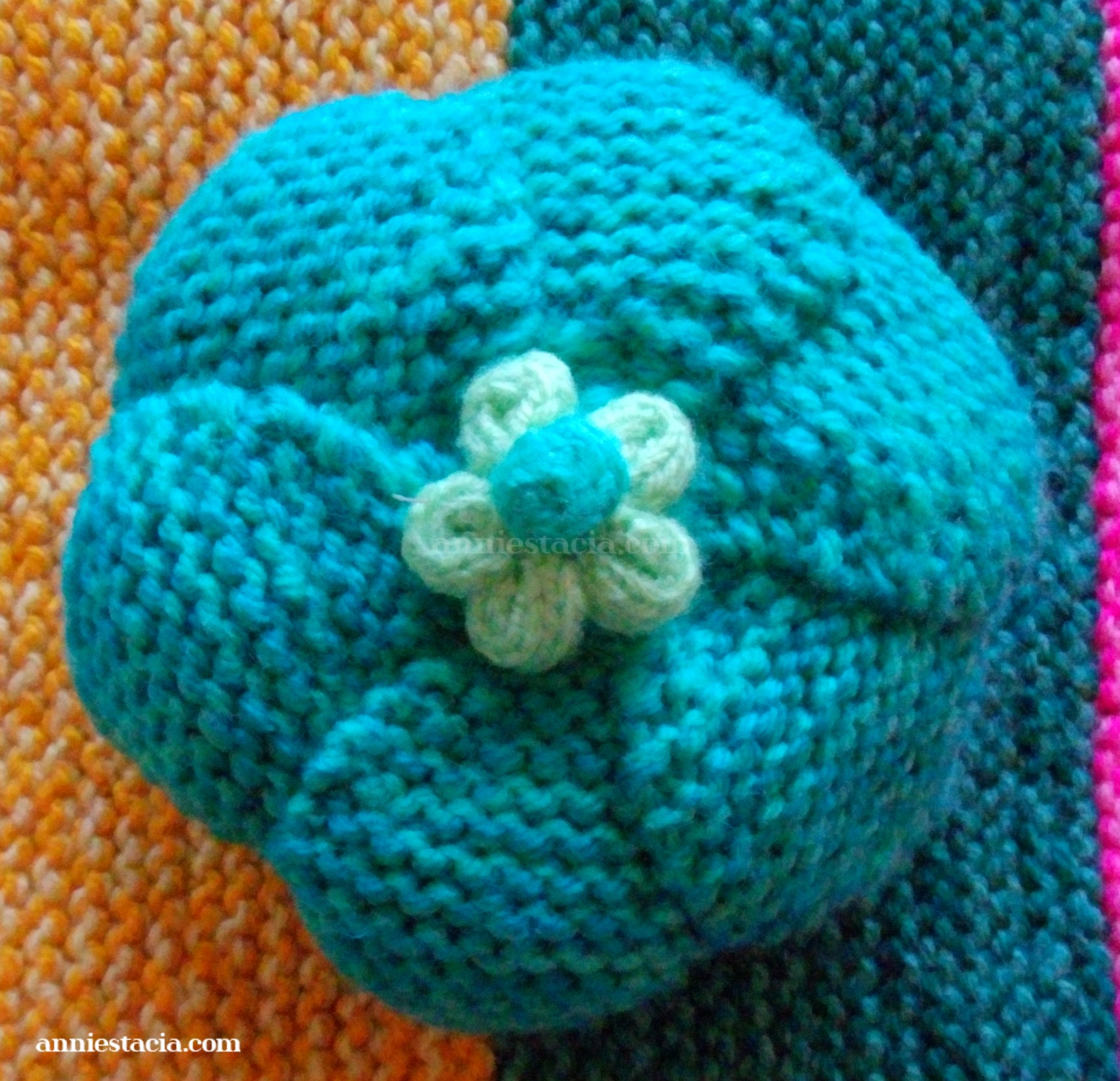 Light blue knitted flowerbowl 