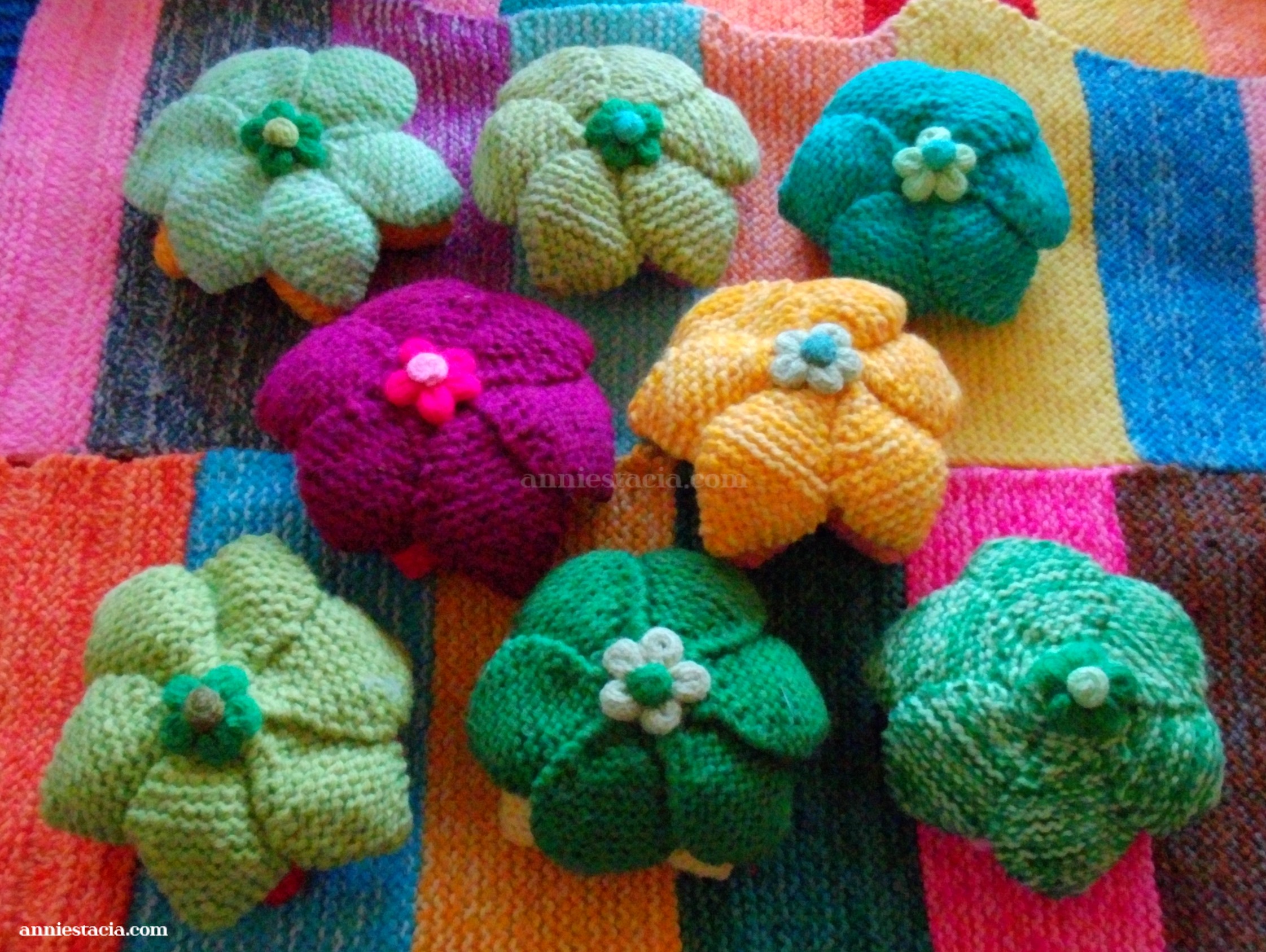 Light yellow knitted key dish