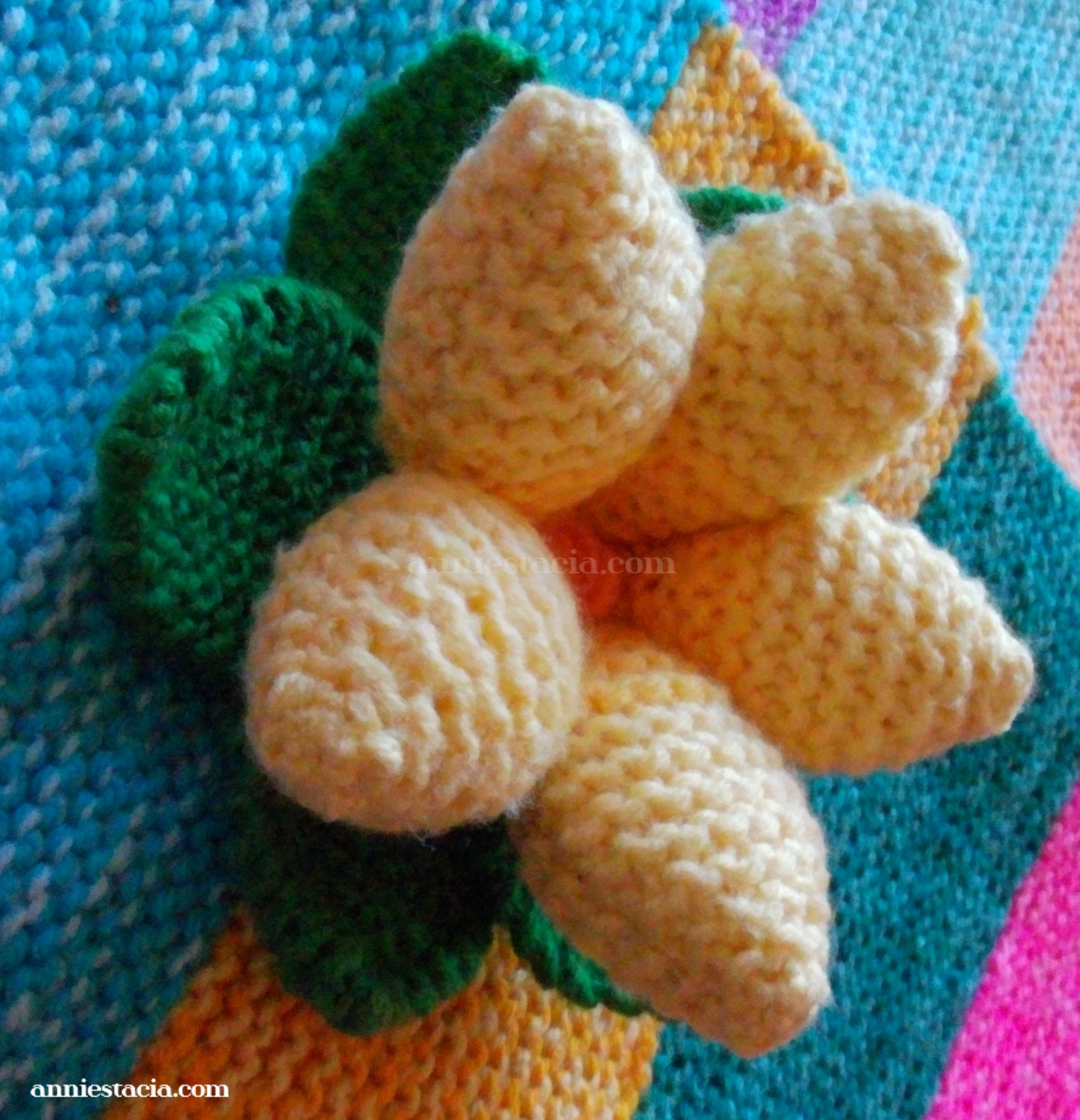 Light yellow knitted key dish