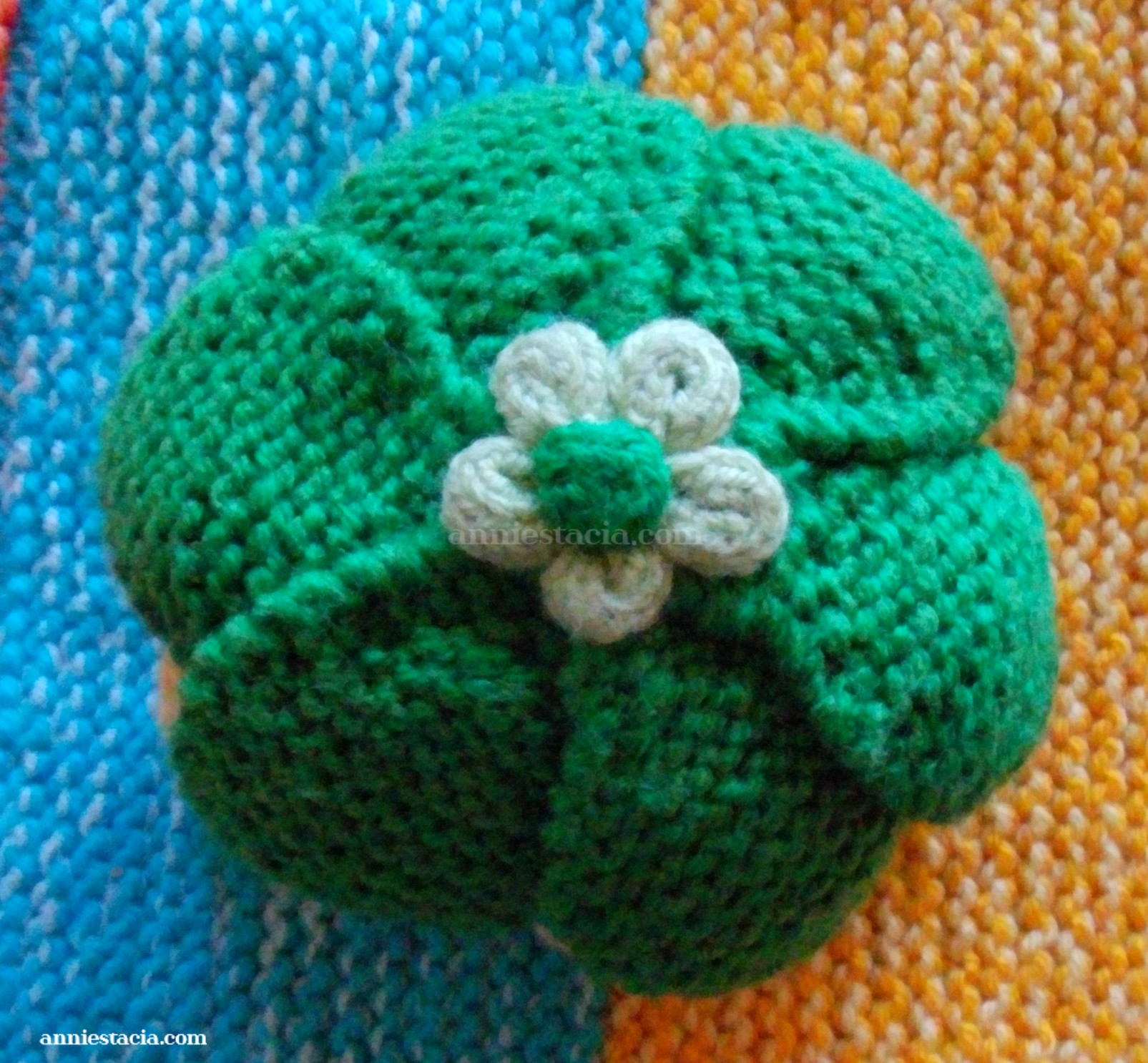 Light yellow knitted key dish