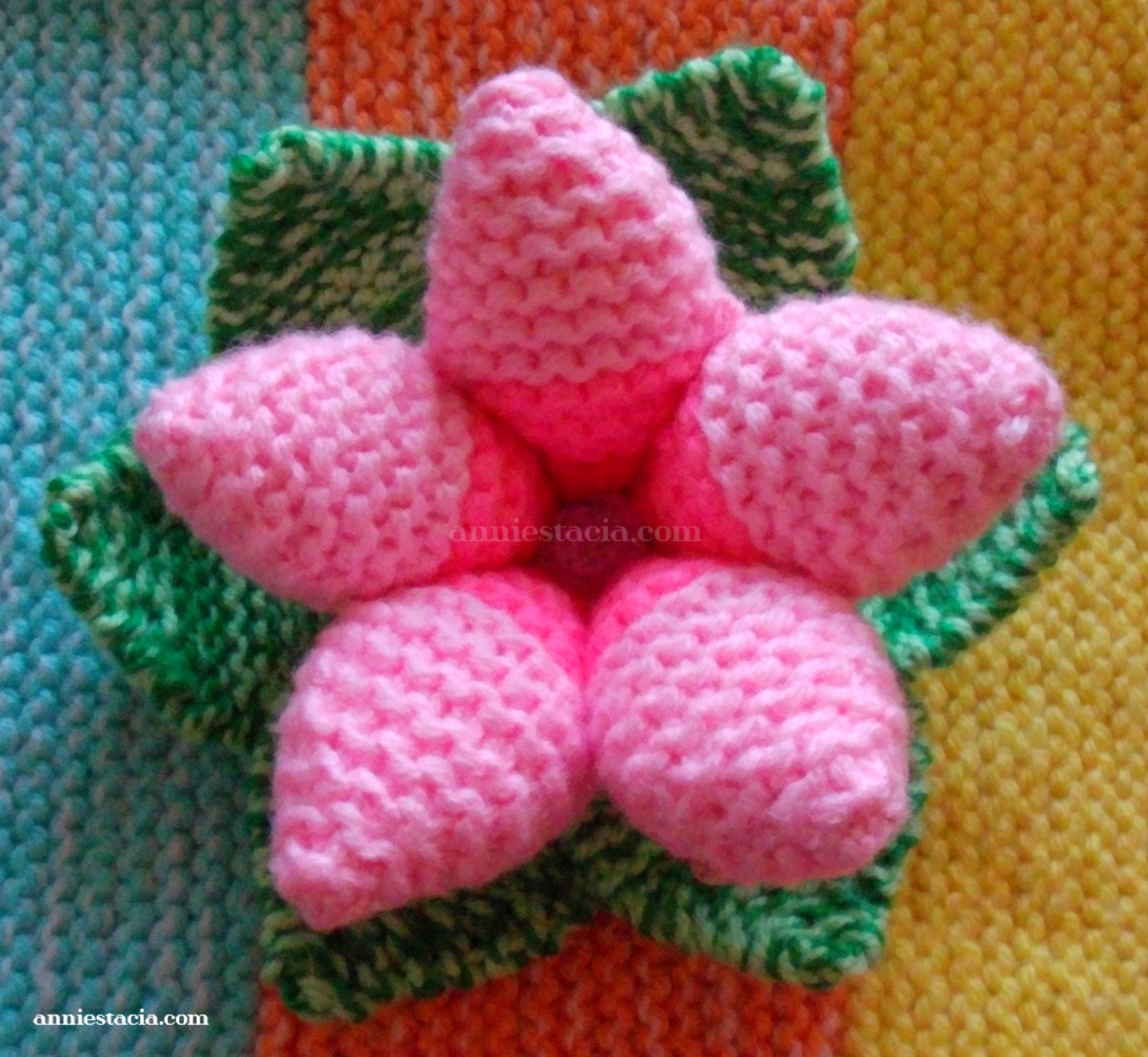 Knitted light pink candy dish