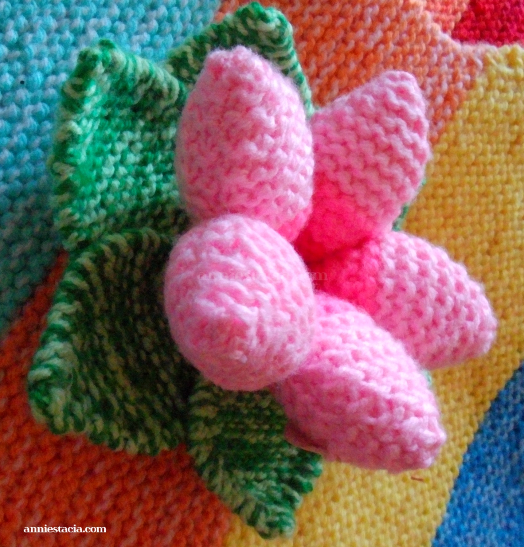 Knitted light pink candy dish