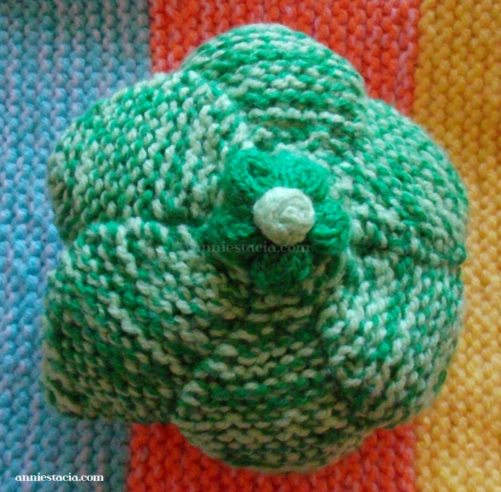 Knitted light pink candy dish