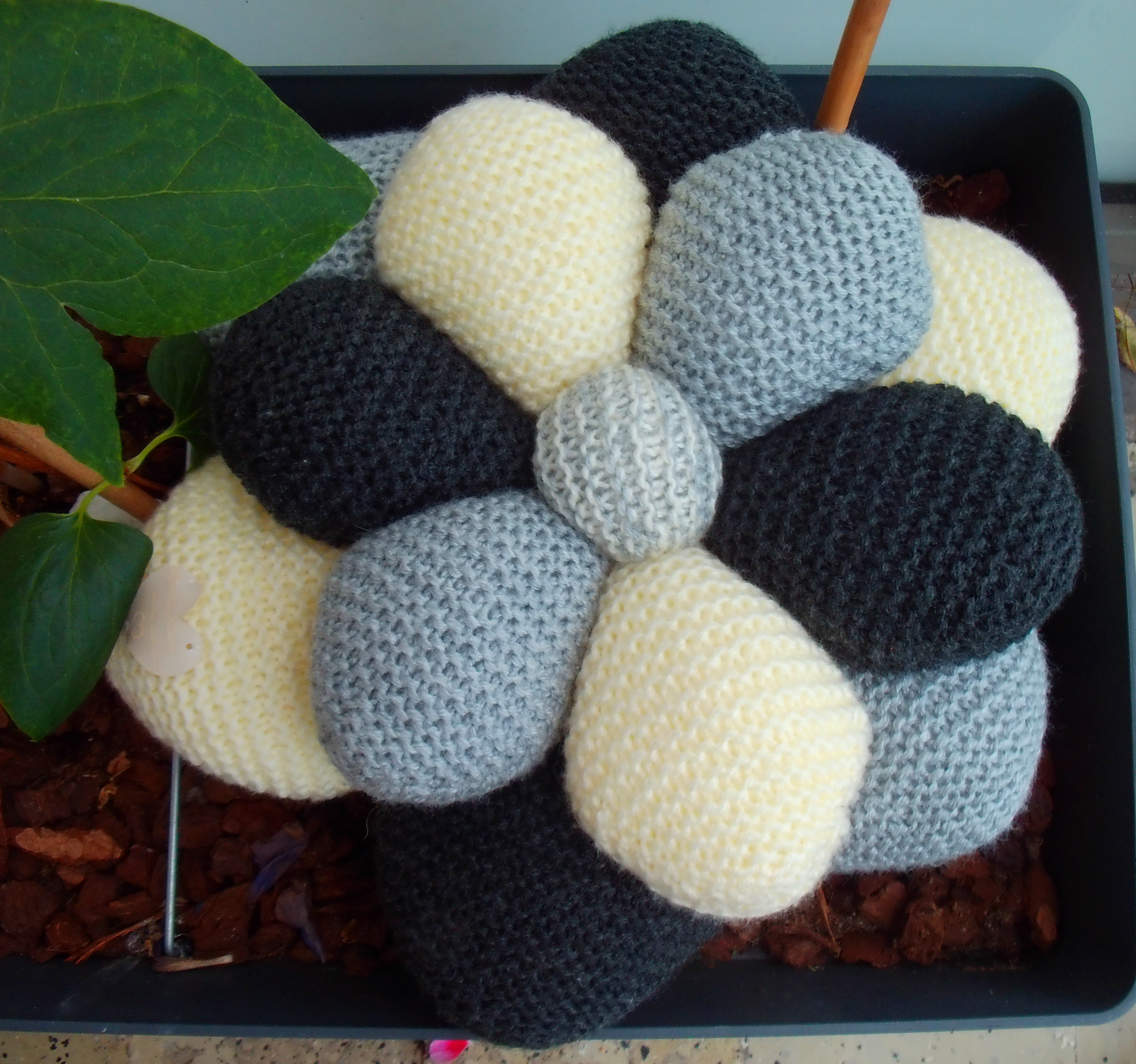 Grijsgetinte sierkussen