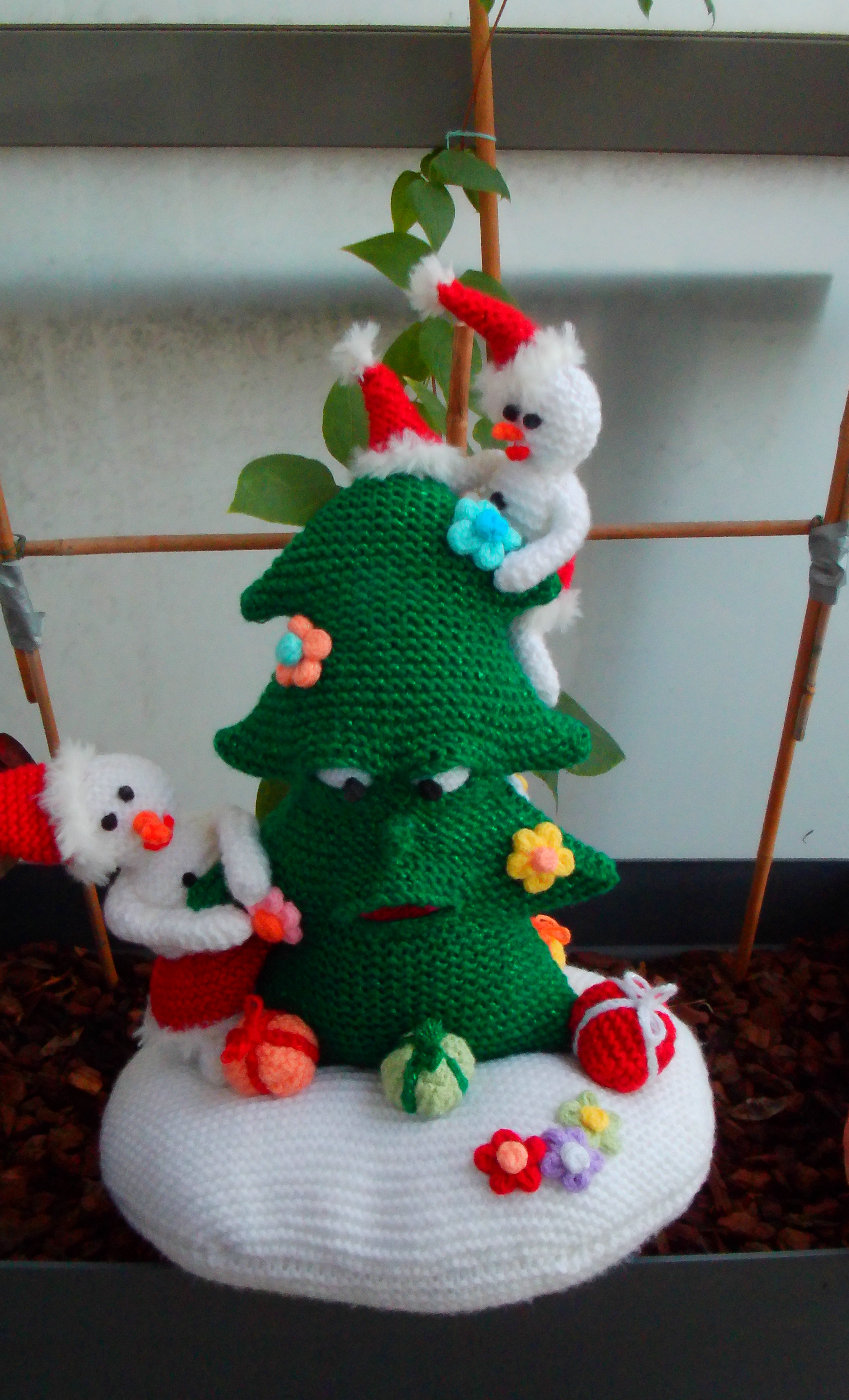 Handgemaakte Santa Claus Cool Santa Claus pop met een leuk kerstcadeautje. 