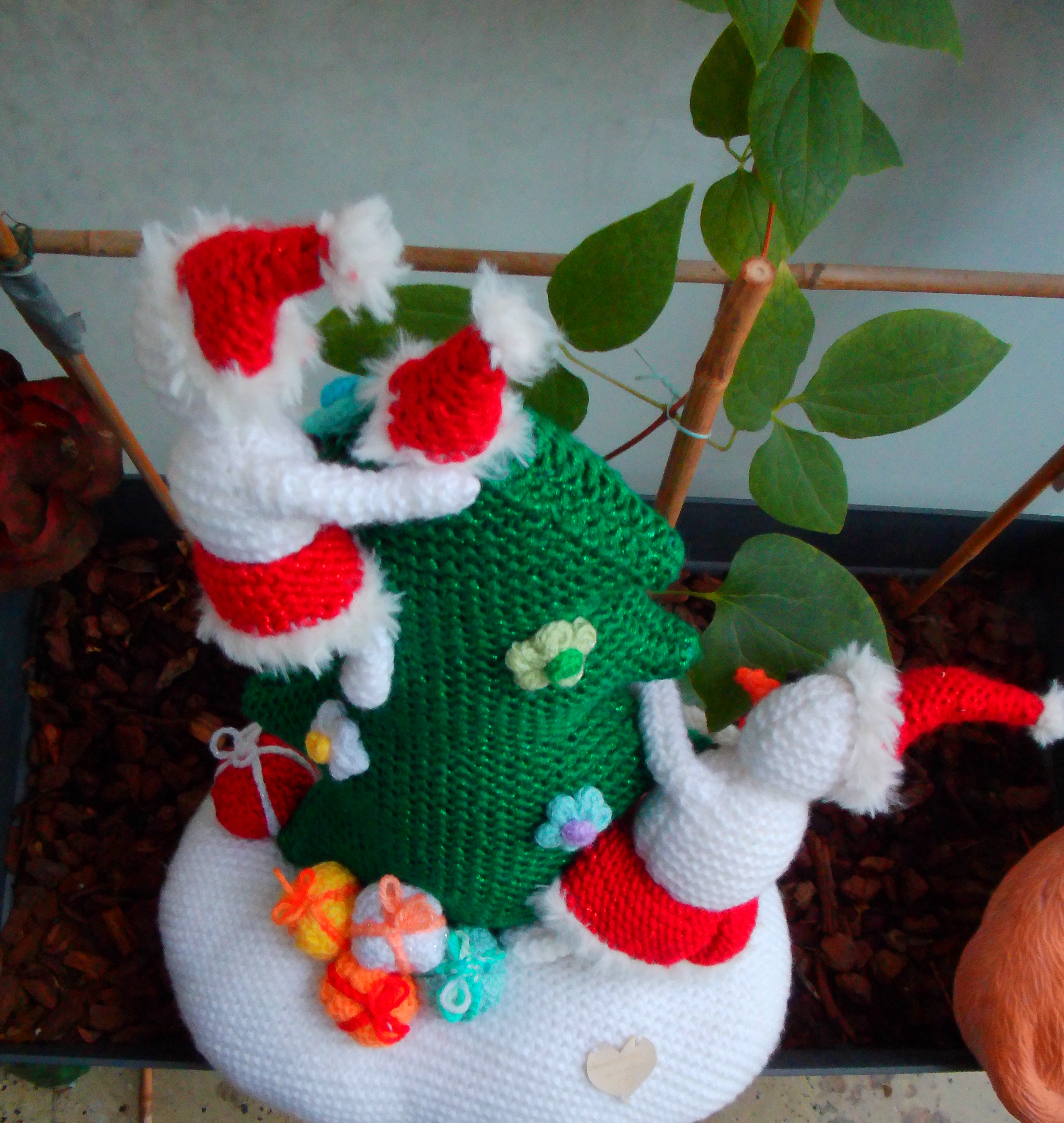 Handgemaakte Santa Claus Cool Santa Claus pop met een leuk kerstcadeautje. 