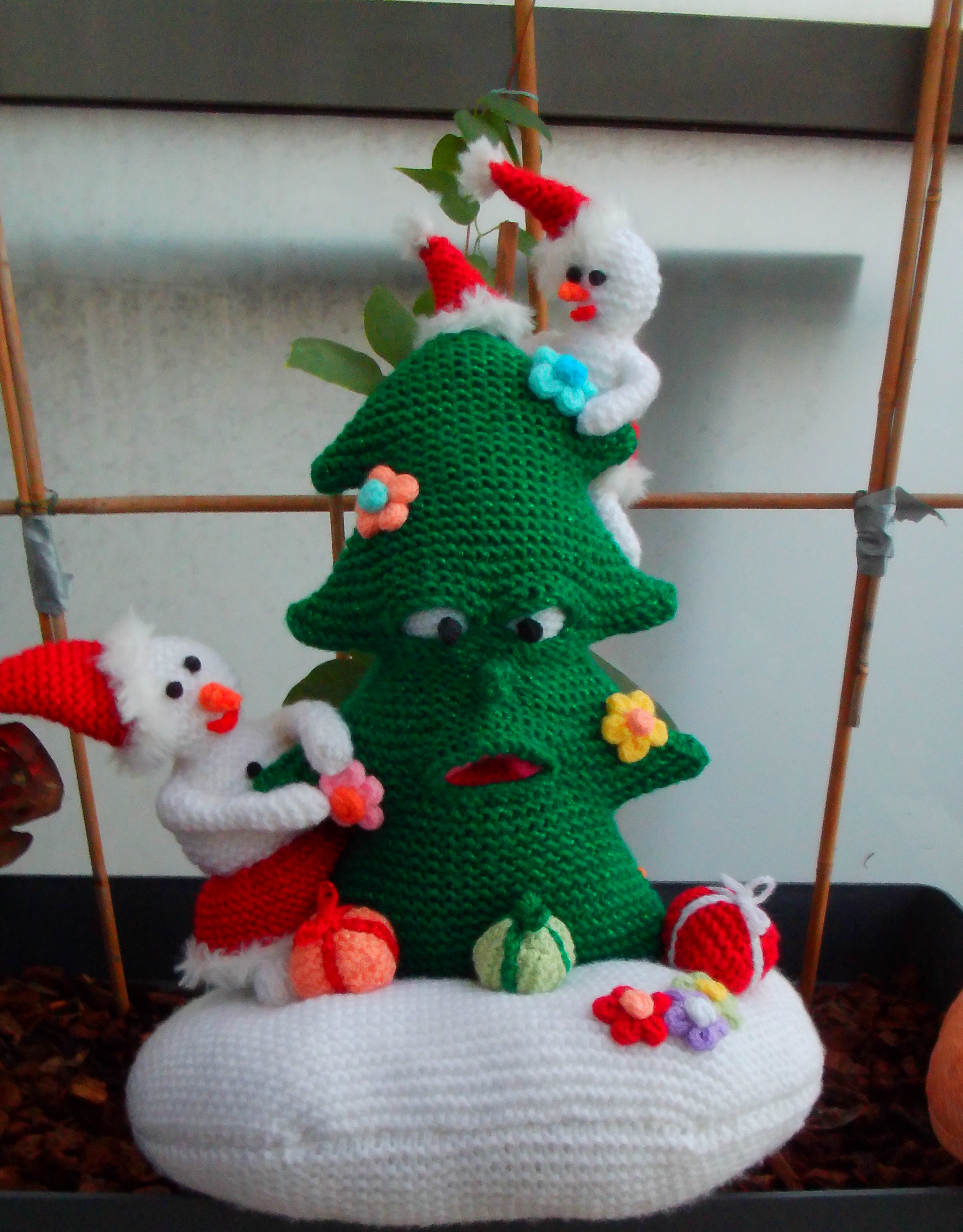 Handgemaakte Santa Claus Cool Santa Claus pop met een leuk kerstcadeautje. 