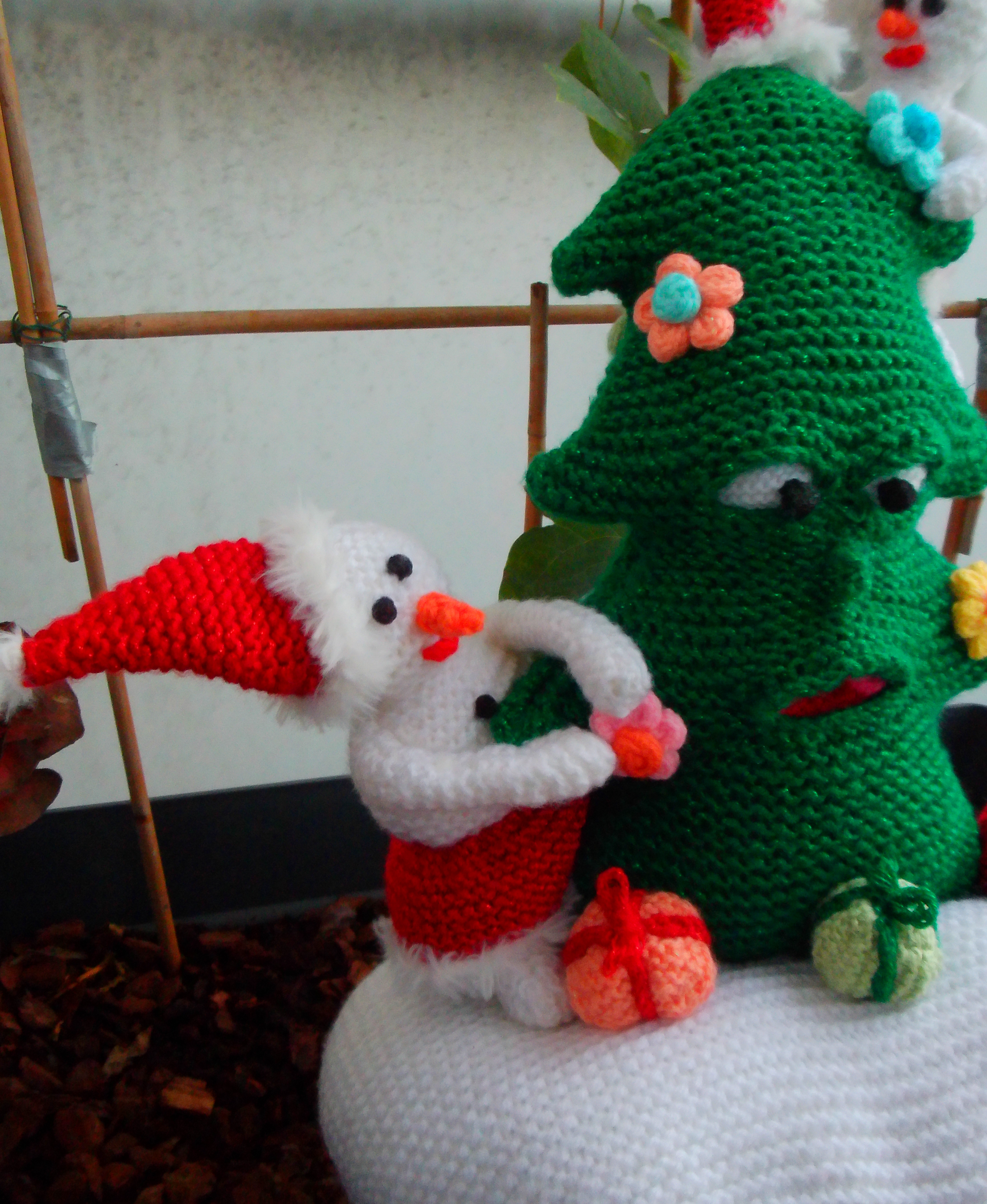 Handgemaakte Santa Claus Cool Santa Claus pop met een leuk kerstcadeautje. 