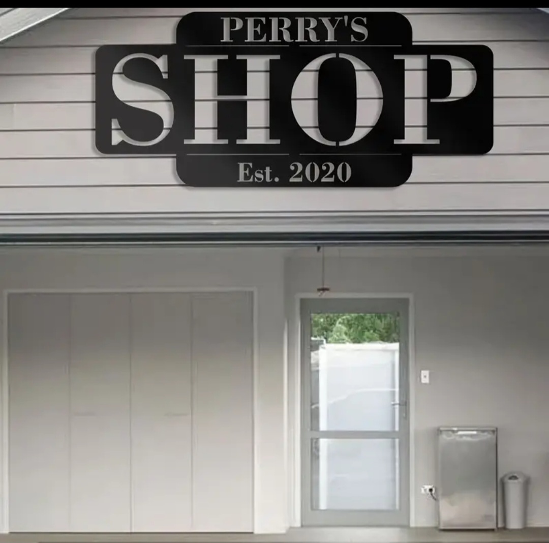 Custom metal graphic business sign. / Enseigne commerciale graphique en métal personnalisée.