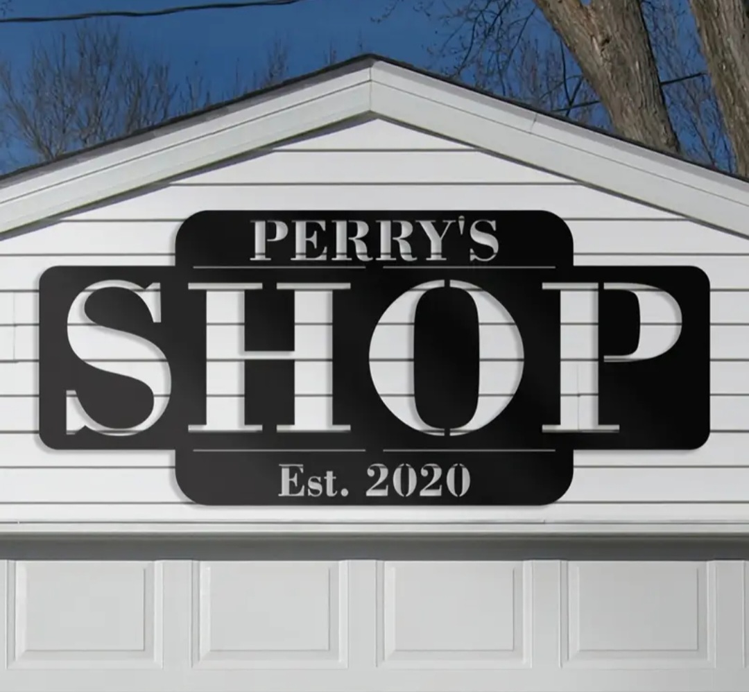 Custom metal graphic business sign. / Enseigne commerciale graphique en métal personnalisée.