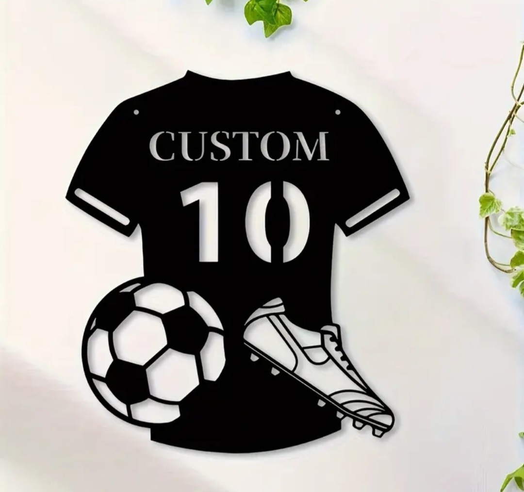 Customized metal Soccer Wall Art jersey. / Maillot d’art mural de football en métal personnalisé.
