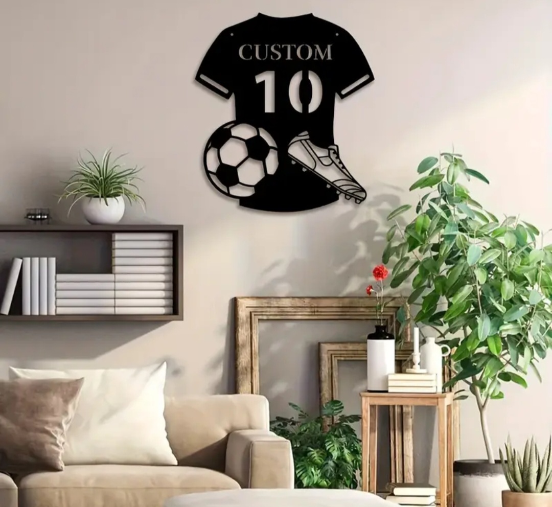 Customized metal Soccer Wall Art jersey. / Maillot d’art mural de football en métal personnalisé.