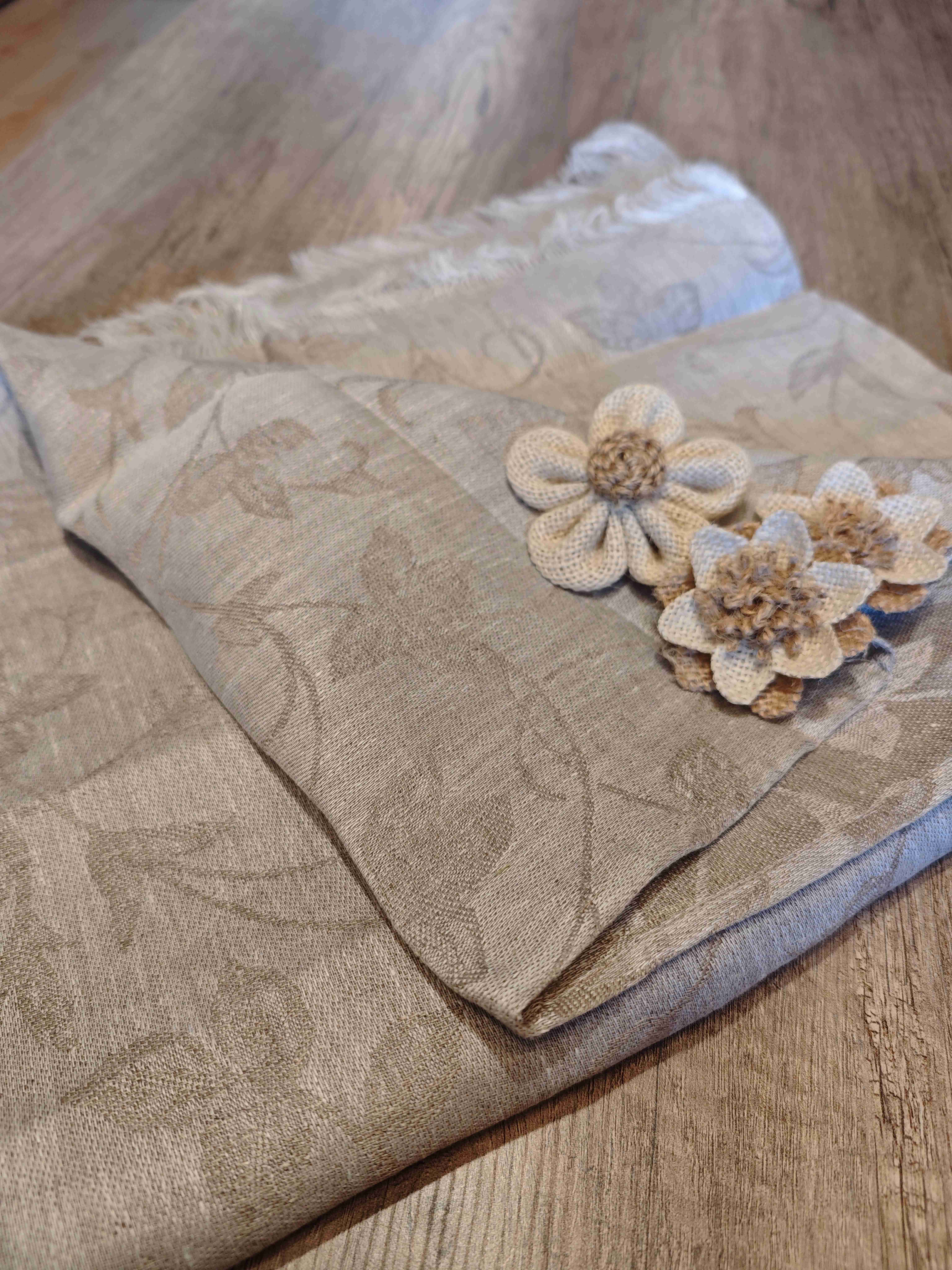 Lininis stalo takelis