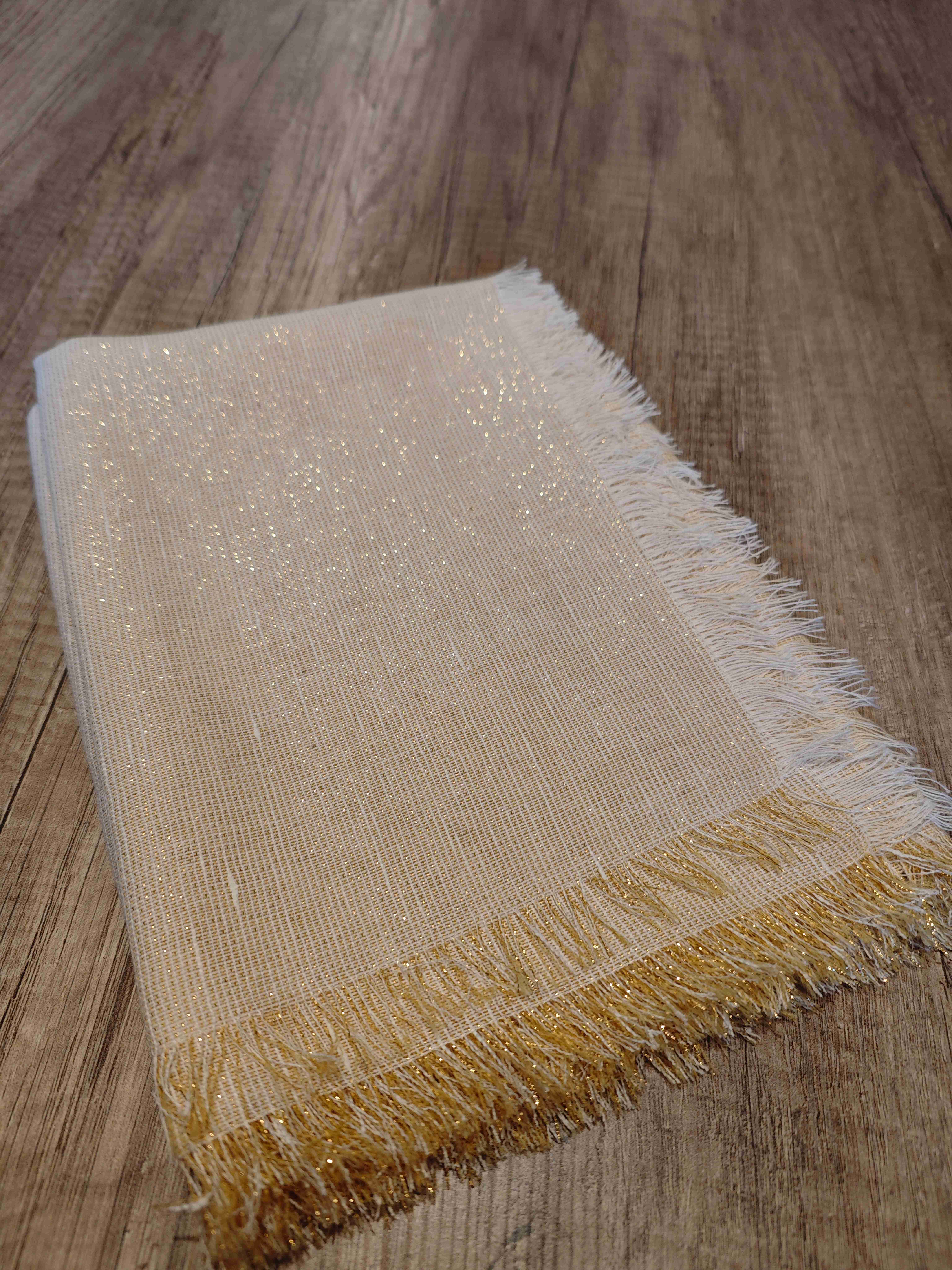 Dekoratyvinė žvilganti staltiesėlė 60x60 cm.