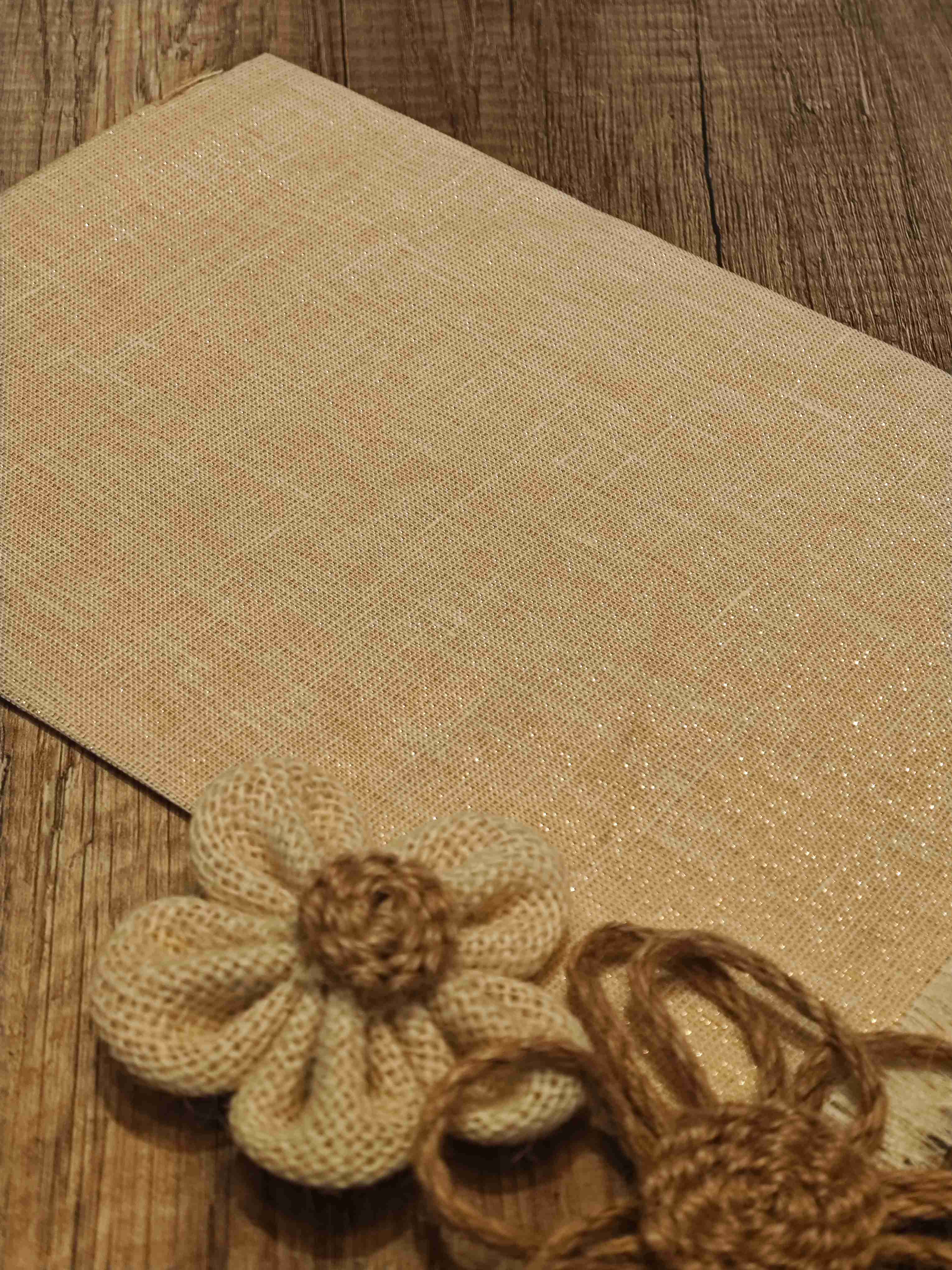 Dekoratyvinė žvilganti staltiesėlė 50x50 cm.