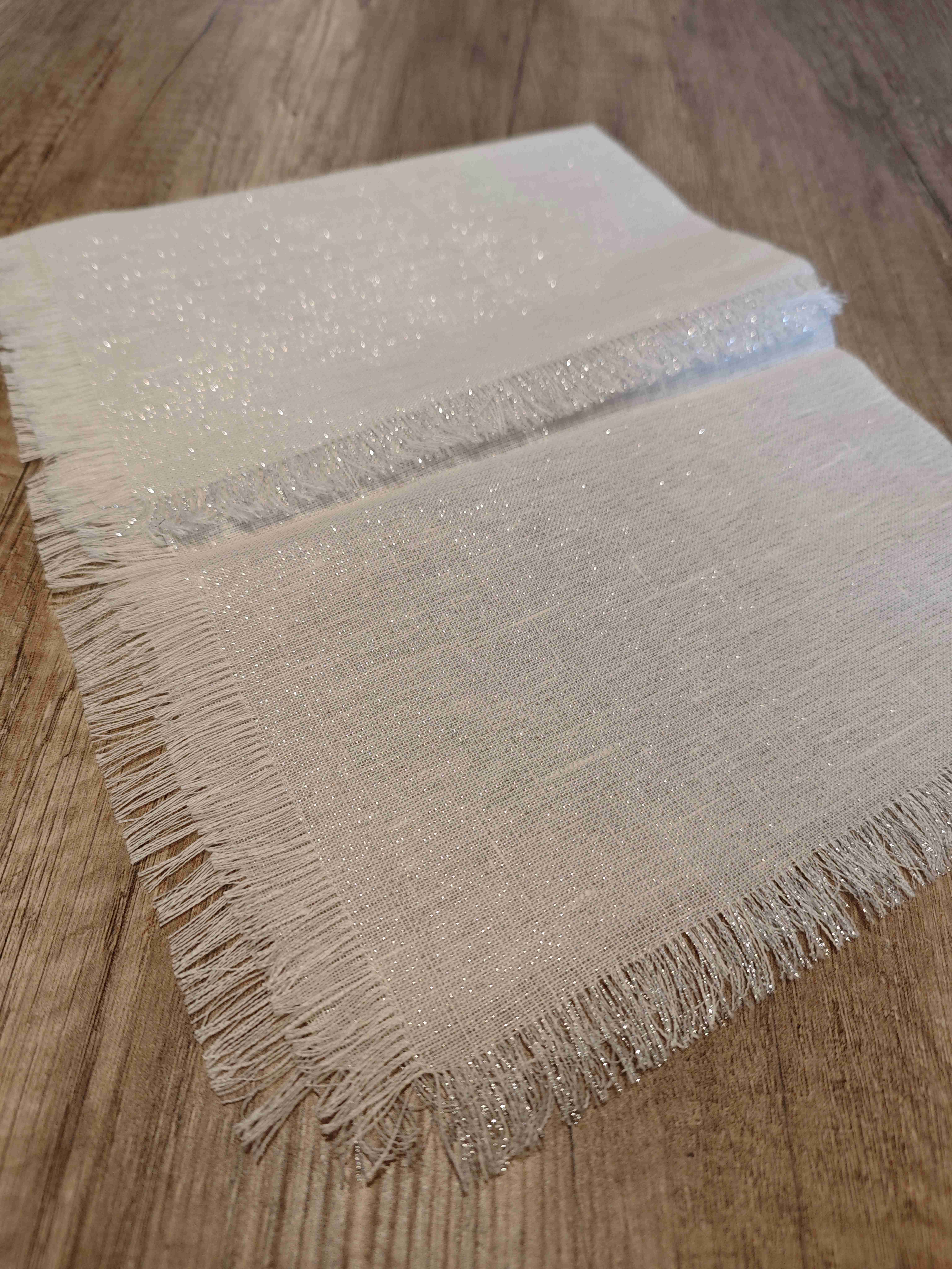 Dekoratyvinė žvilganti staltiesėlė 50x50 cm.