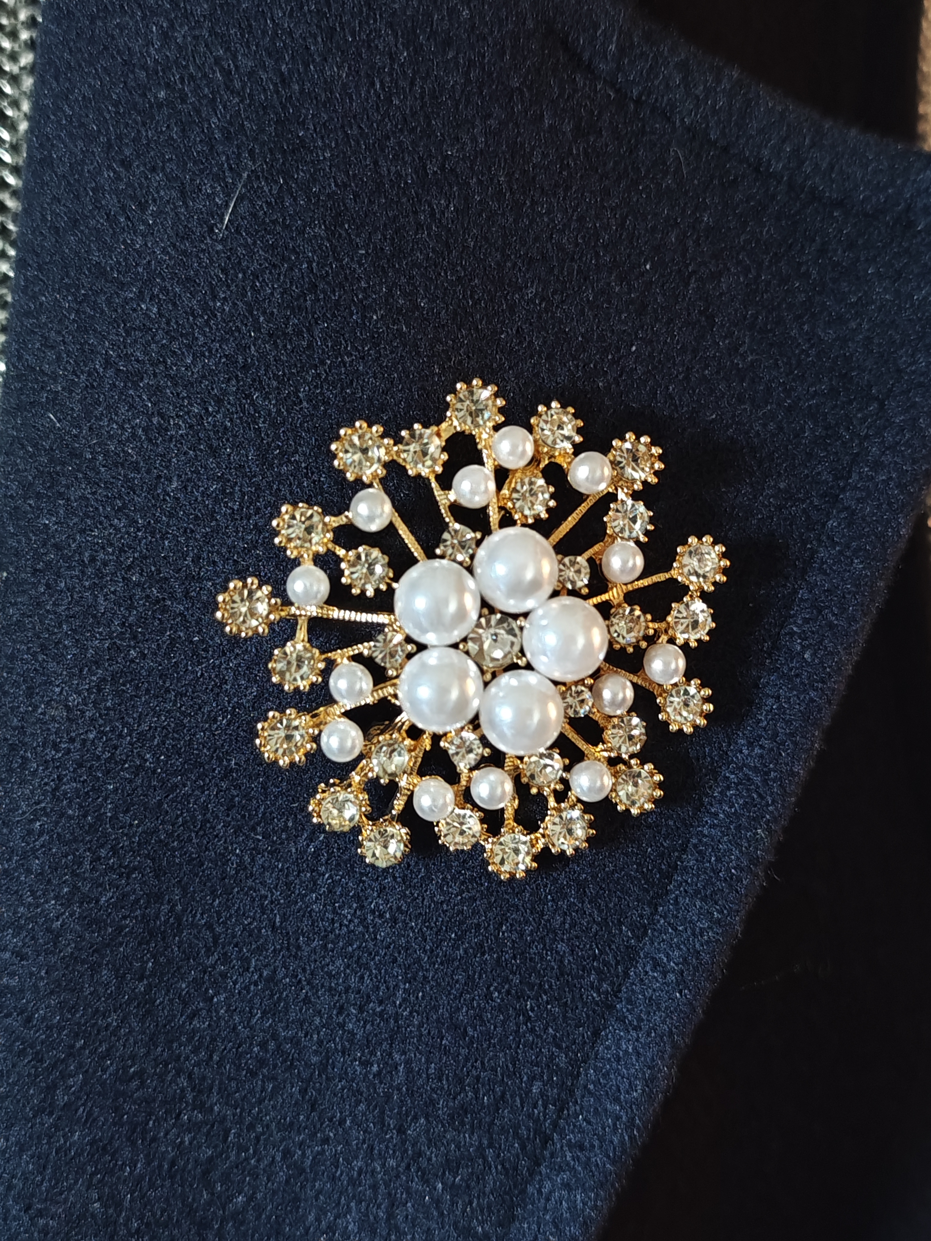 Dirbtinių perlų ir kristalų gėlės sagė