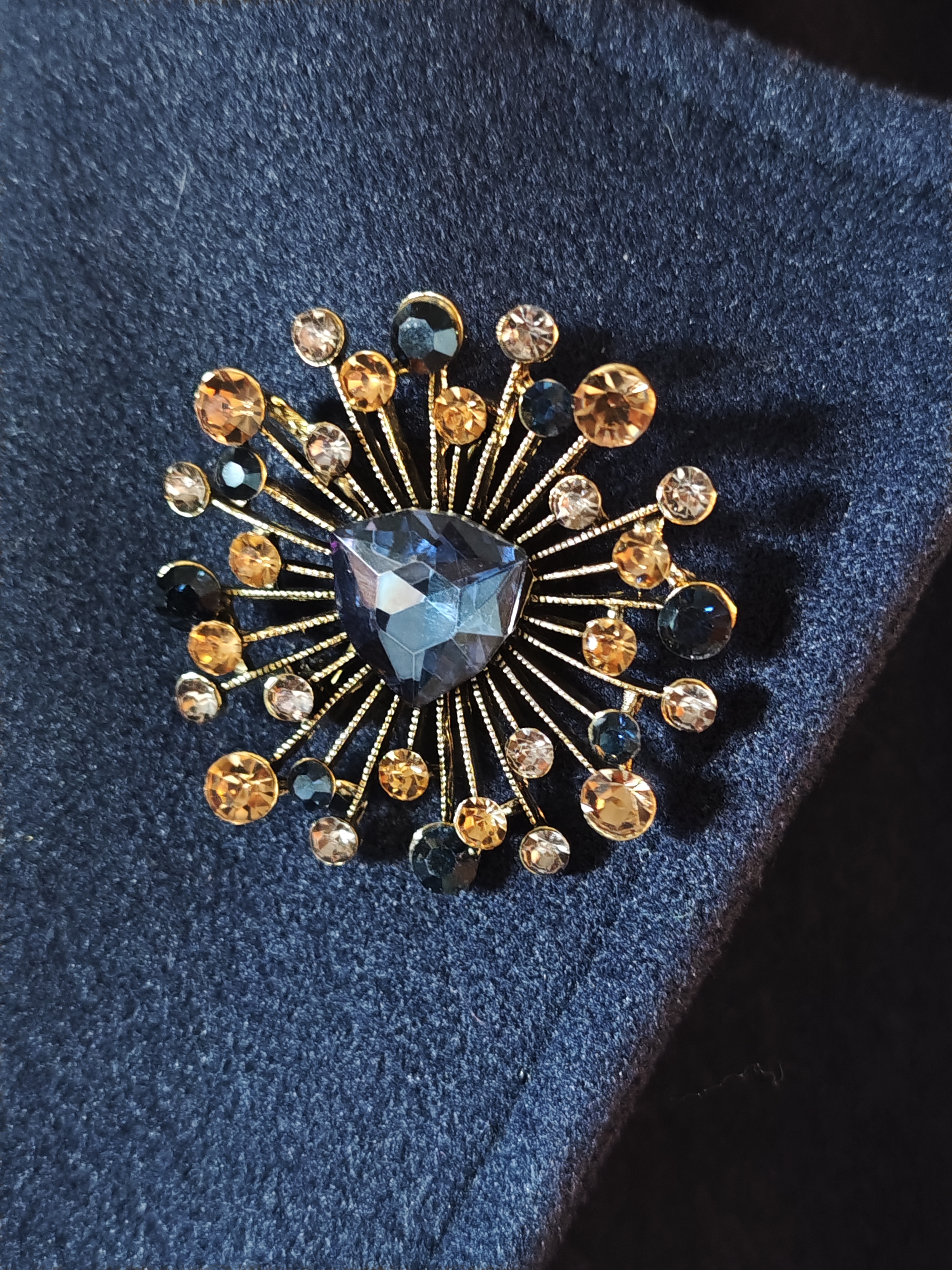 Retro stiliaus su dirbtiniais kristalais sagė