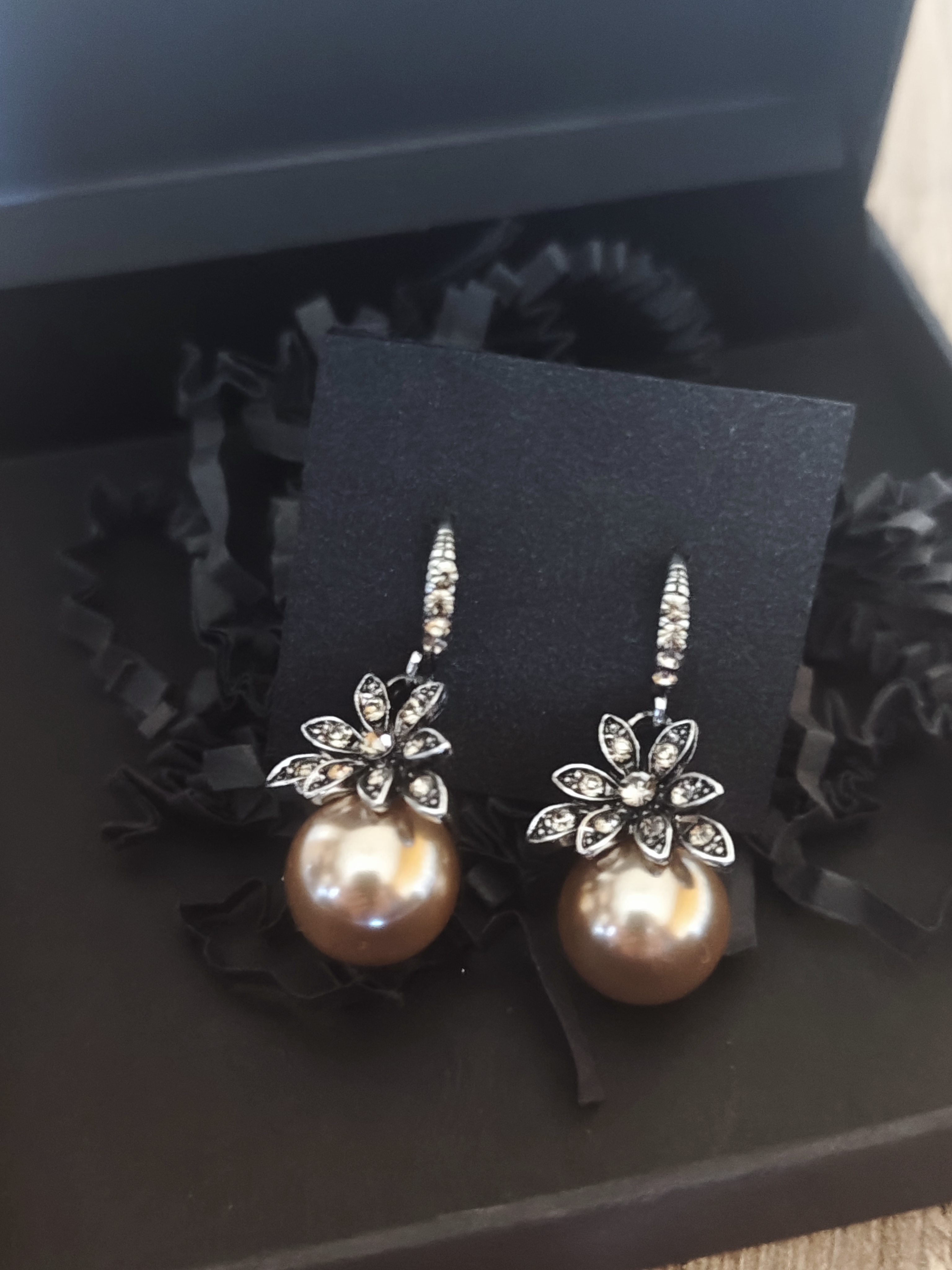 Auskarai su dirbtiniais perlais