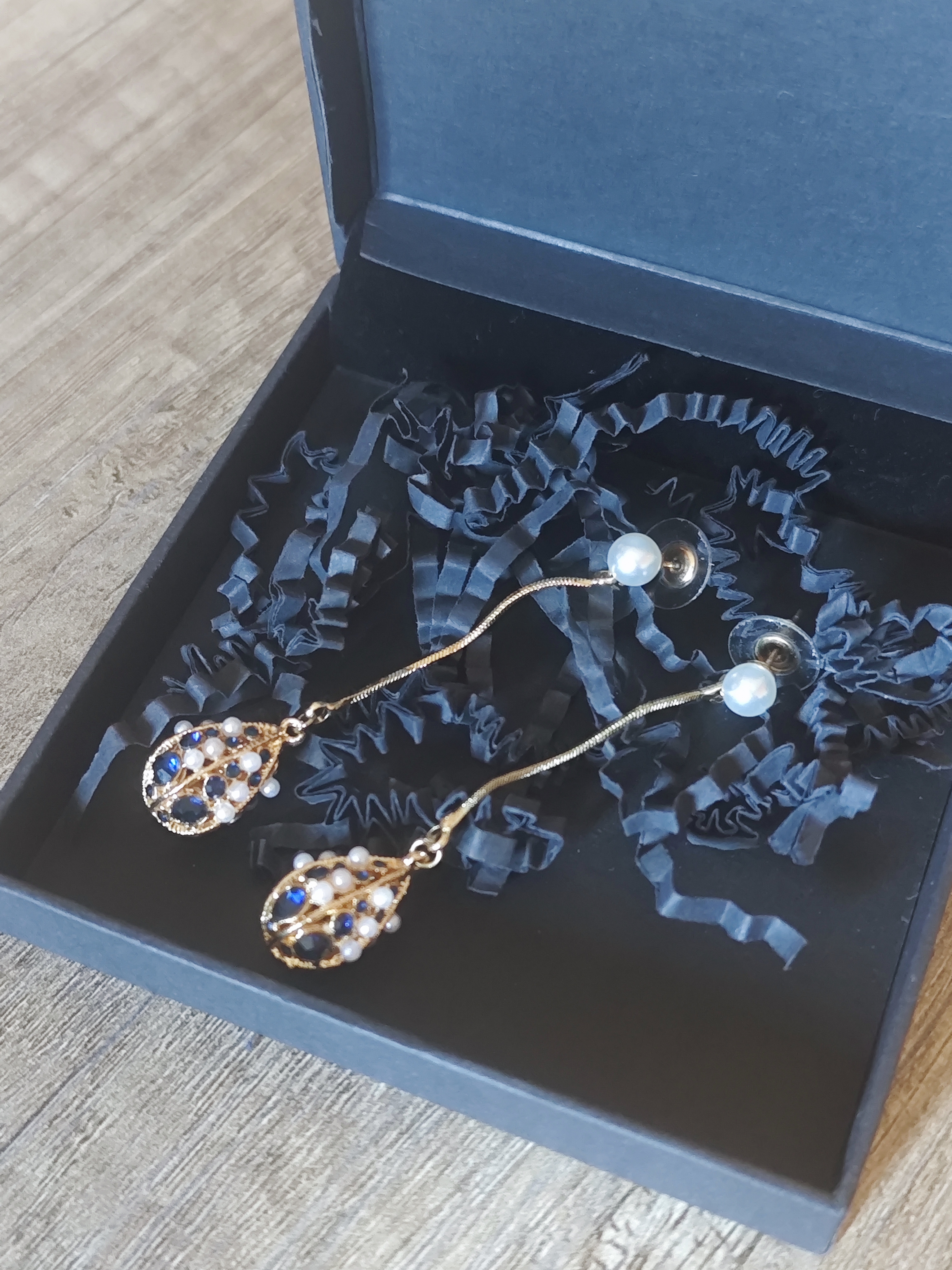 Ilgi auskarai su dirbtiniais perlais