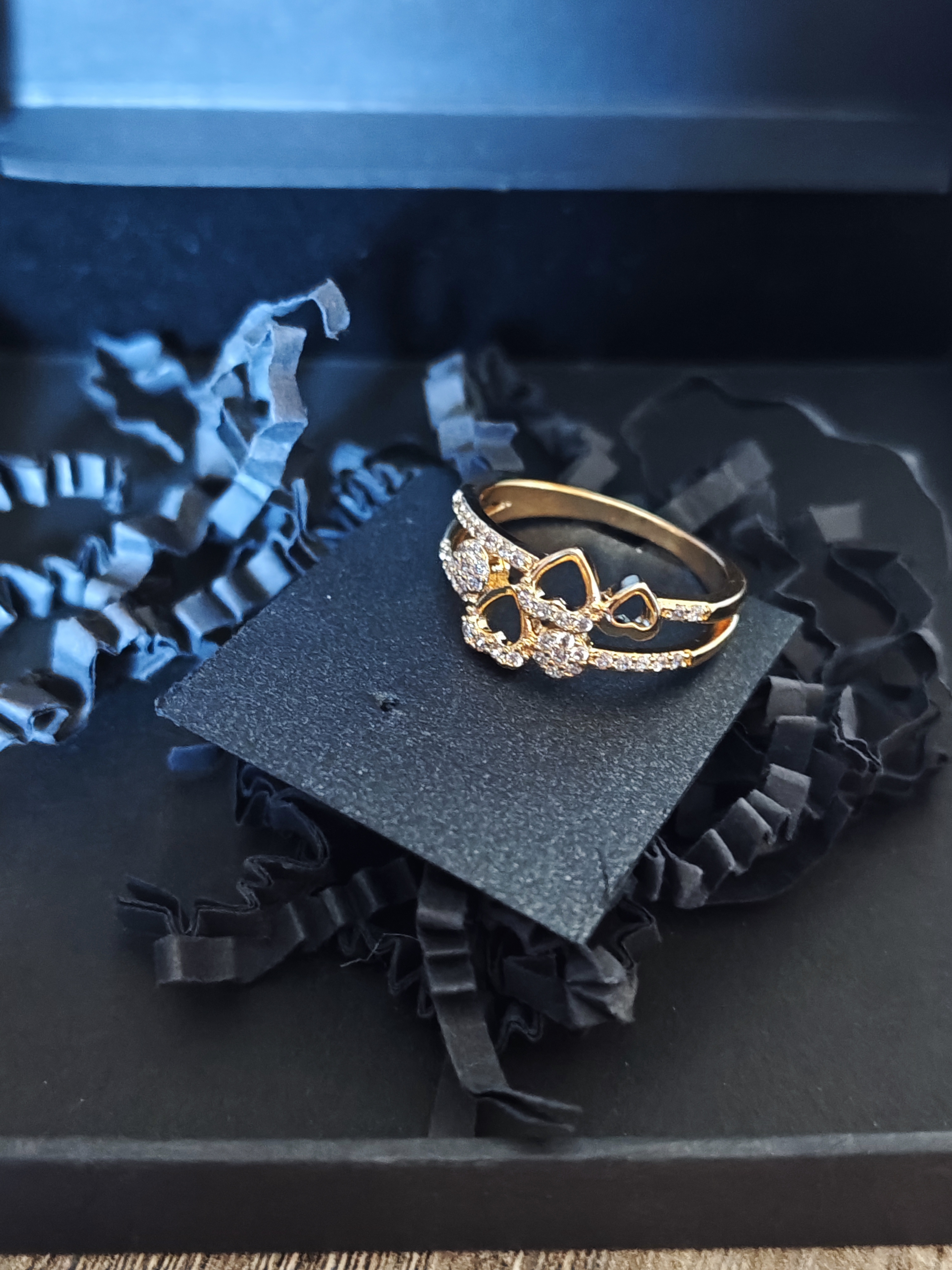 Aukso spalvos žiedas