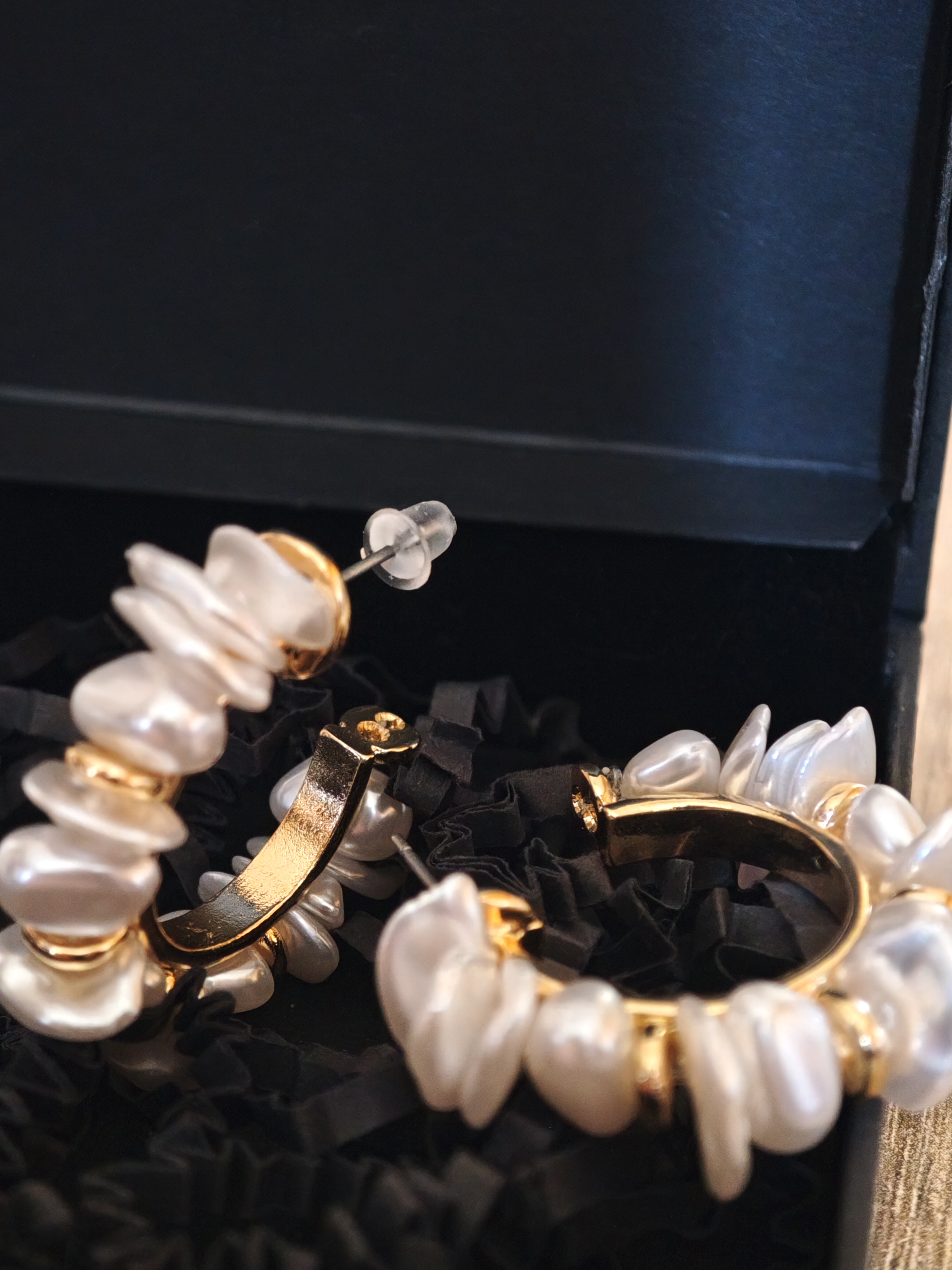 Aukso spalvos auskarai su dirbtiniais perlais