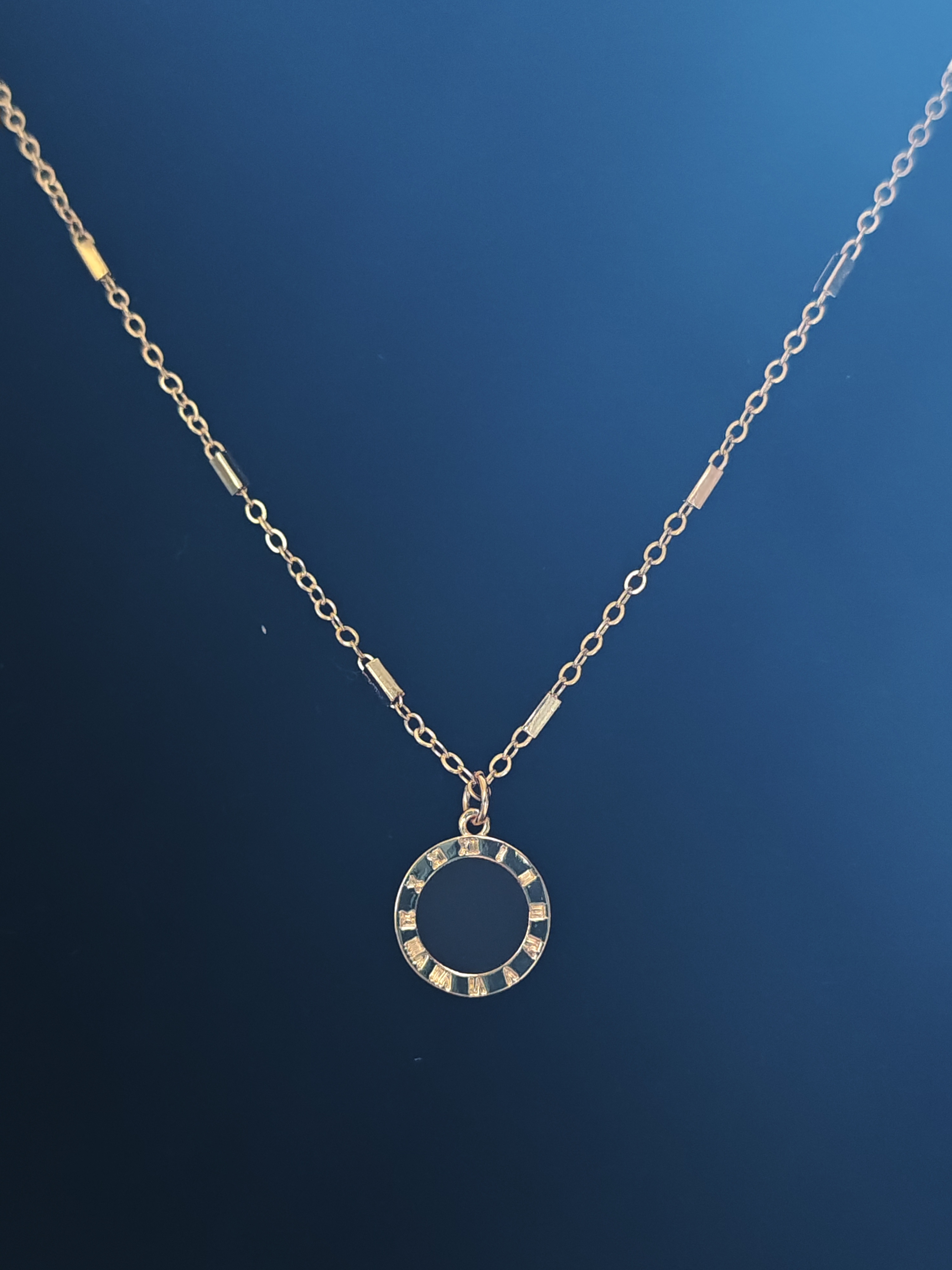 Aukso spalvos kaklo papuošalas