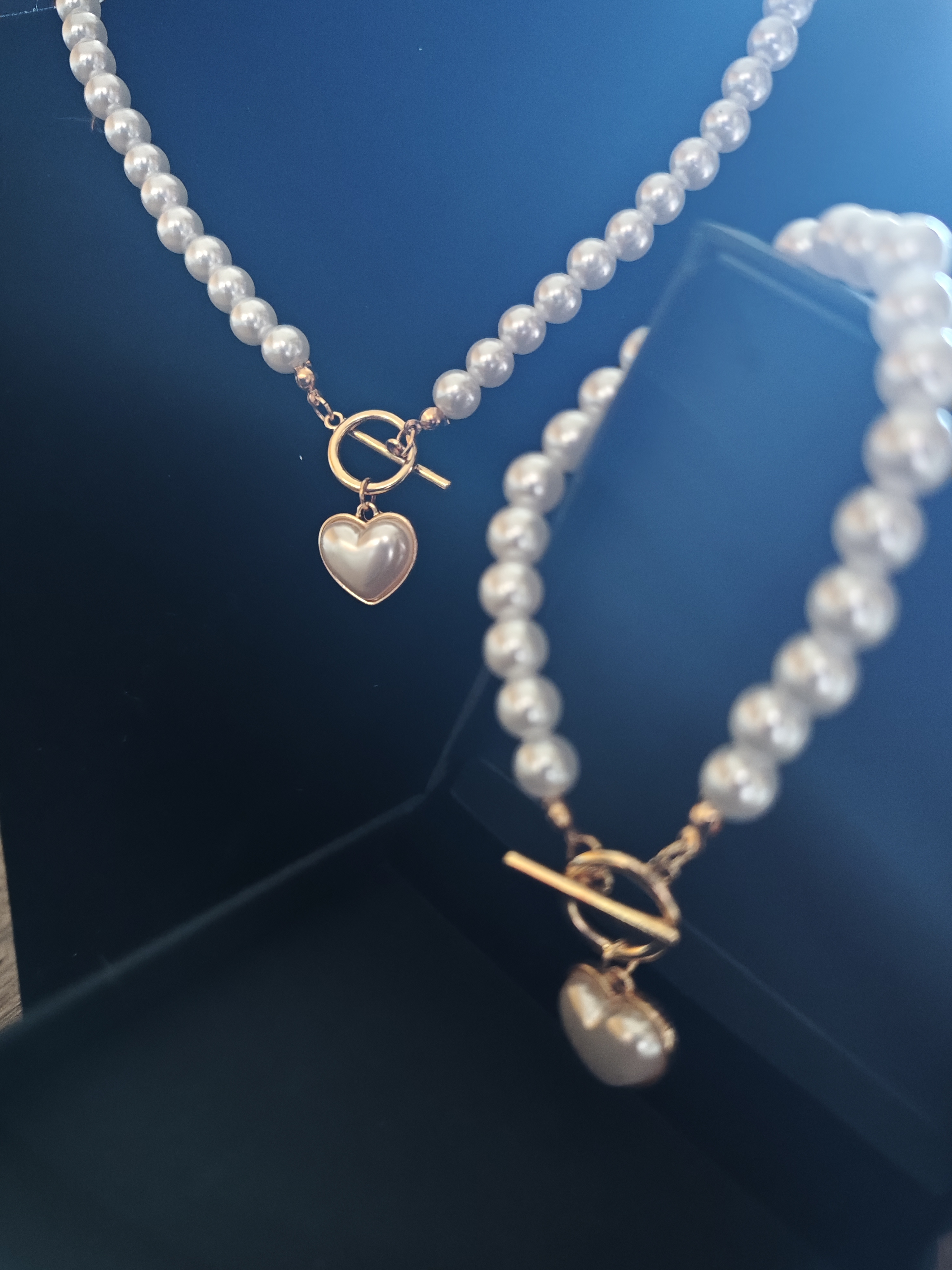 Dirbtinių perlų vėrinys ir apyrankė