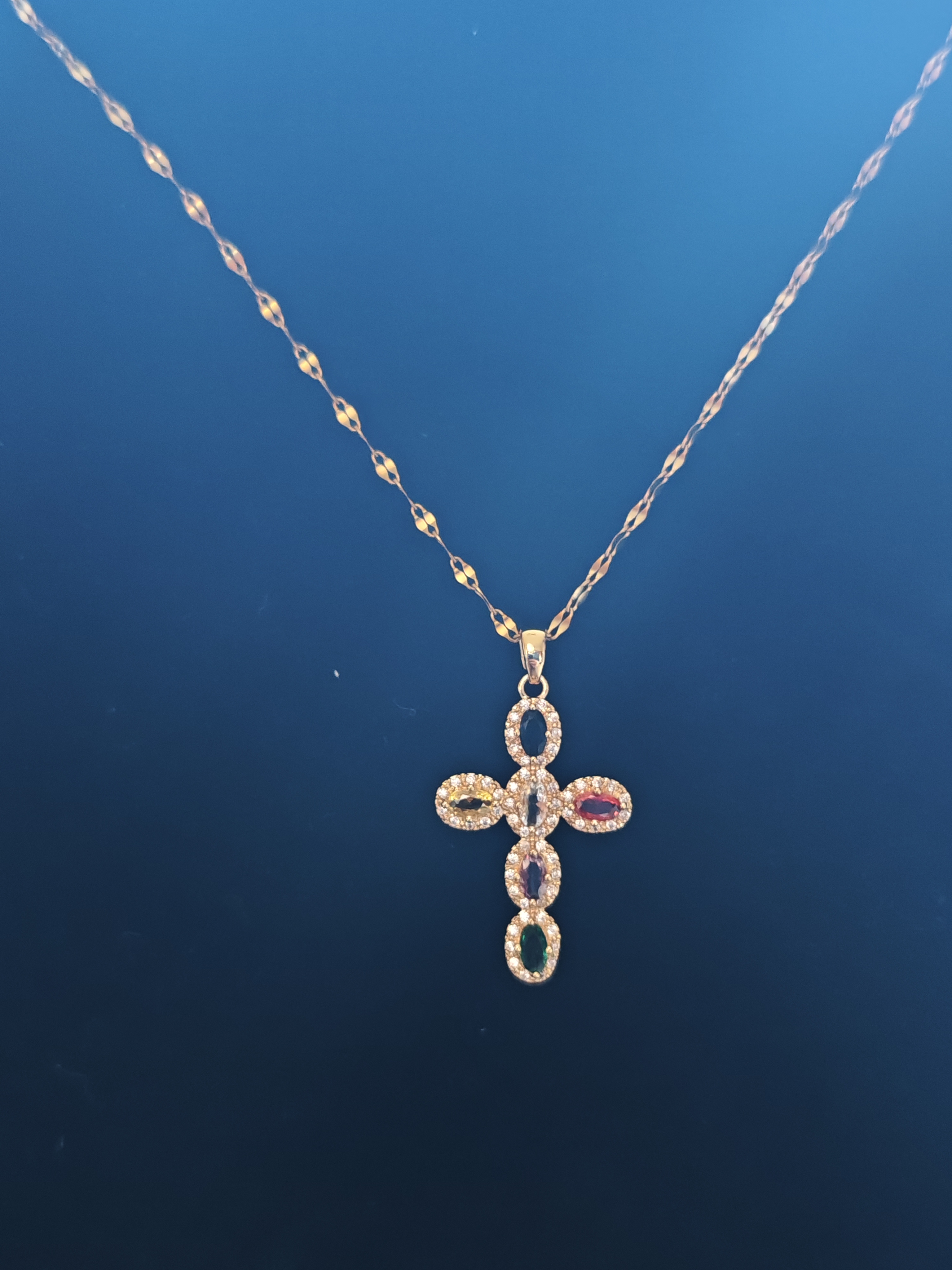 Aukso spalvos kryželis ant grandinėlės