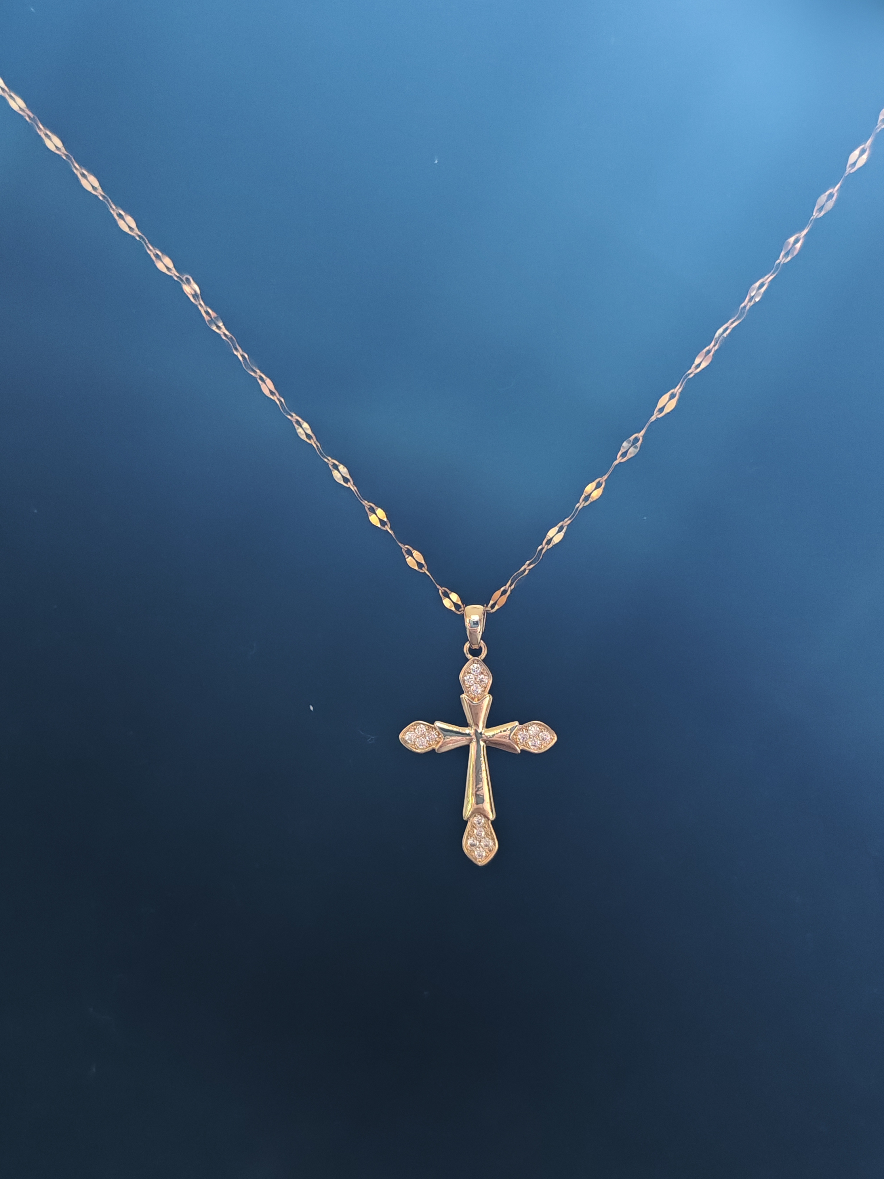 Aukso spalvos grandinėlė su kryželiu