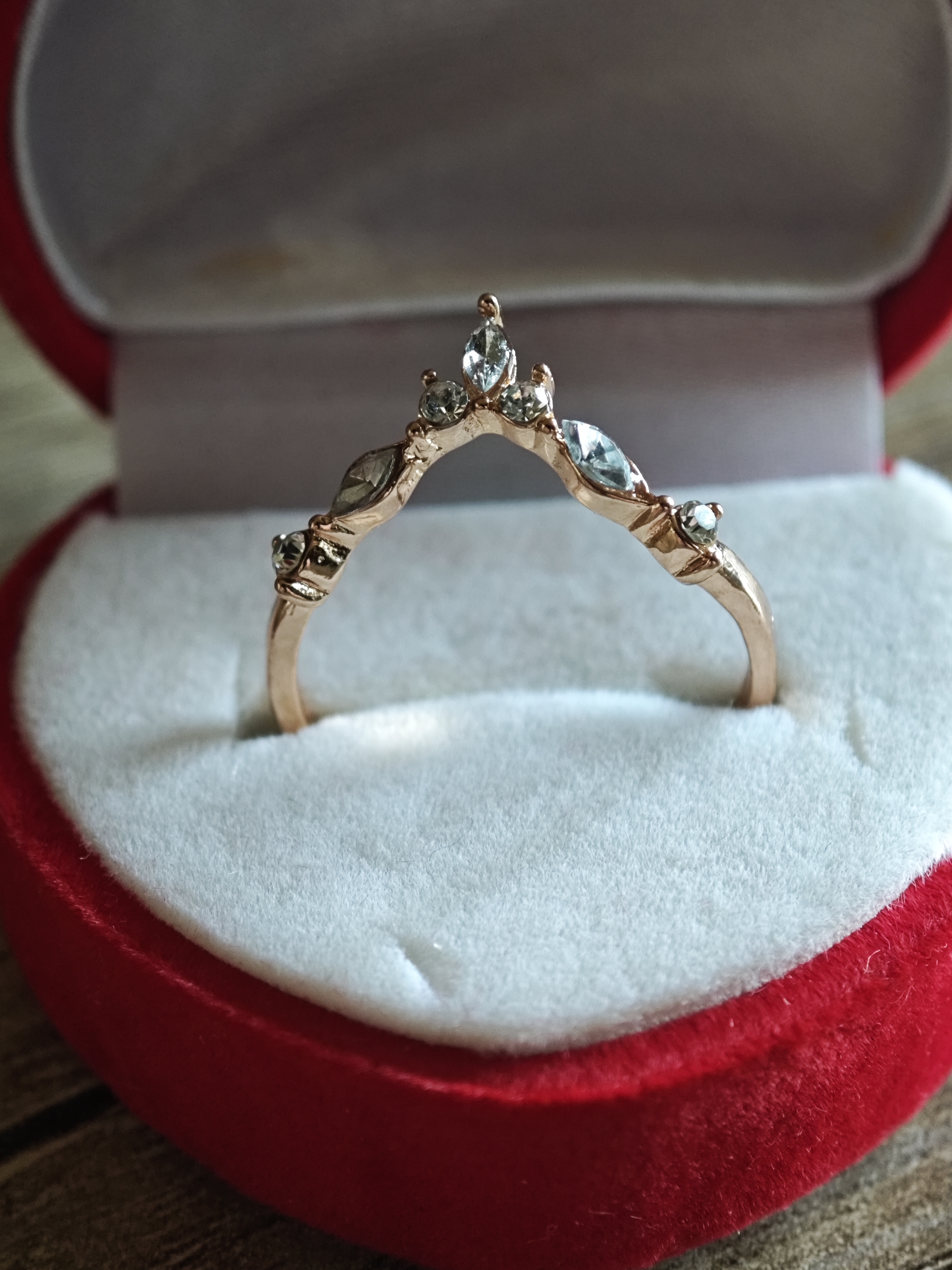 Išskirtinės formos žiedas