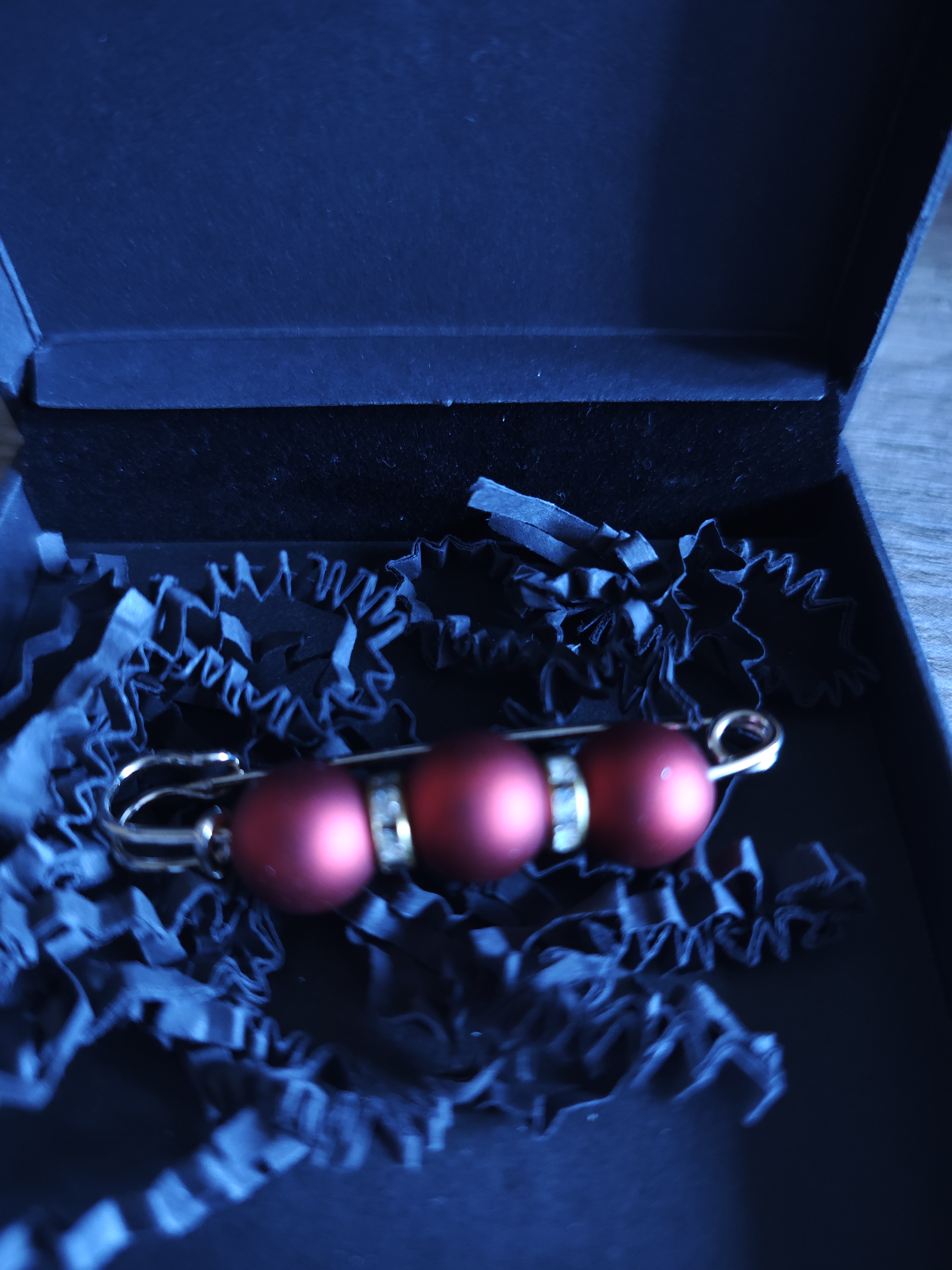 Sagė su raudonais dirbtiniais perlais